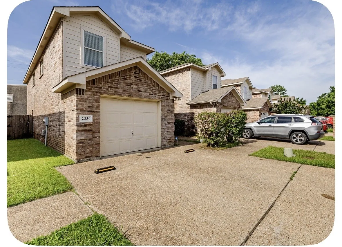 Townhouse For Sale in Tarrant County , 2330 Kingsway Drive, Arlington, Texas 76012, 3 Bedroom, 3 Bathroom, 1 Garage spaces, 1,586 Sqft, built in 2007, mls#21404886, Real Estate Agent in Arlington, Homes For Sale in Tarrant county, Homes For Sale in Arlington, Realtor in Arlington Texas, Real Estate Brokerage Independent Realty Texas, Luminita Cordes Realtor
