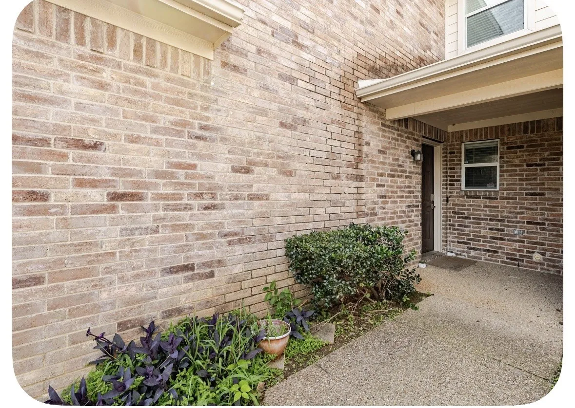 Townhouse For Sale in Tarrant County , 2330 Kingsway Drive, Arlington, Texas 76012, 3 Bedroom, 3 Bathroom, 1 Garage spaces, 1,586 Sqft, built in 2007, mls#21404886, Real Estate Agent in Arlington, Homes For Sale in Tarrant county, Homes For Sale in Arlington, Realtor in Arlington Texas, Real Estate Brokerage Independent Realty Texas, Luminita Cordes Realtor