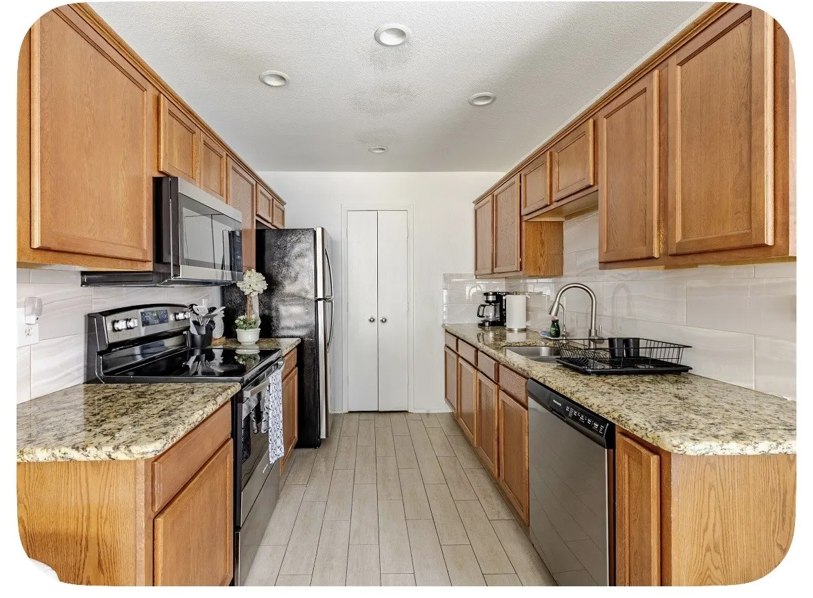 Townhouse For Sale in Tarrant County , 2330 Kingsway Drive, Arlington, Texas 76012, 3 Bedroom, 3 Bathroom, 1 Garage spaces, 1,586 Sqft, built in 2007, mls#21404886, Real Estate Agent in Arlington, Homes For Sale in Tarrant county, Homes For Sale in Arlington, Realtor in Arlington Texas, Real Estate Brokerage Independent Realty Texas, Luminita Cordes Realtor