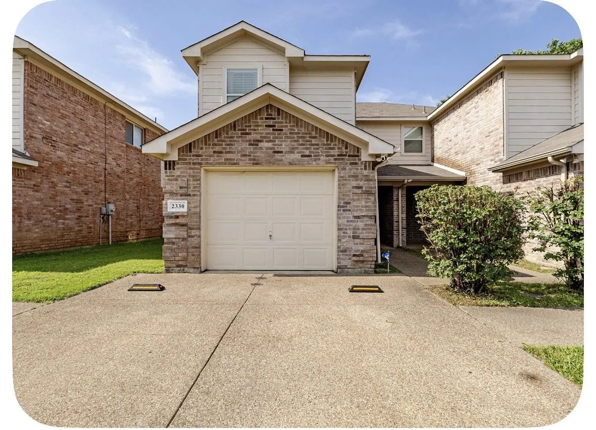 Townhouse For Sale in Tarrant County , 2330 Kingsway Drive, Arlington, Texas 76012, 3 Bedroom, 3 Bathroom, 1 Garage spaces, 1,586 Sqft, built in 2007, mls#21404886, Real Estate Agent in Arlington, Homes For Sale in Tarrant county, Homes For Sale in Arlington, Realtor in Arlington Texas, Real Estate Brokerage Independent Realty Texas, Luminita Cordes Realtor