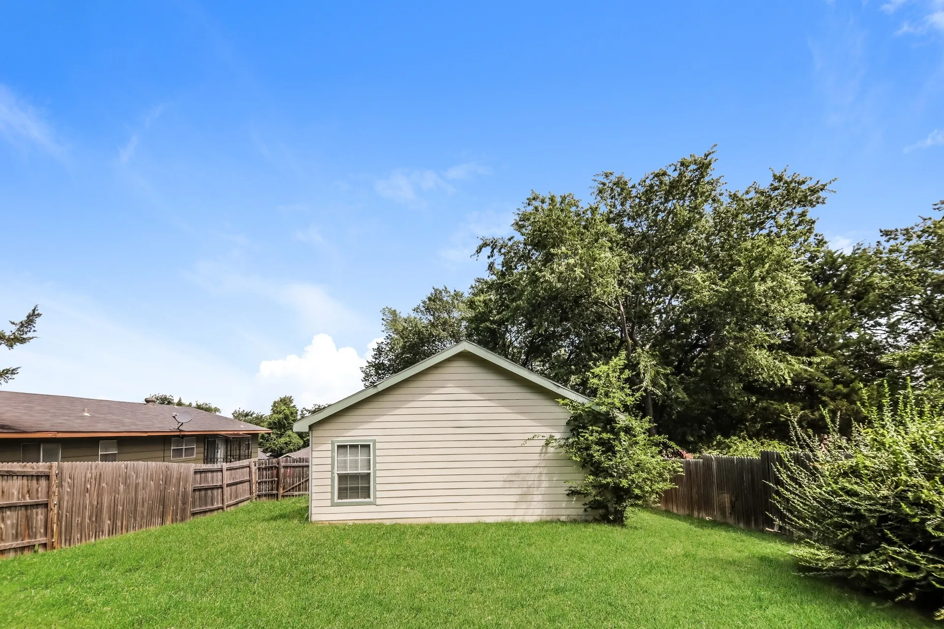 Single Family Residence For Rent in Dallas County , 2536 Kool Avenue, Dallas, Texas 75241, 3 Bedroom, 2 Bathroom, Garage spaces, 1,316 Sqft, built in 2003, mls#21405039, Real Estate Agent in Dallas, Homes For Rent in Dallas county, Homes For Rent in Dallas, Realtor in Dallas Texas, Real Estate Brokerage Independent Realty Texas, Luminita Cordes Realtor