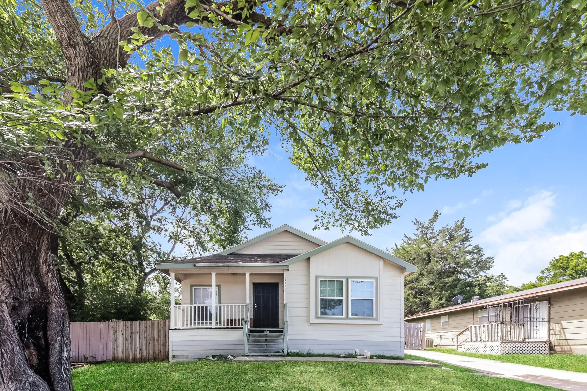 Single Family Residence For Rent in Dallas County , 2536 Kool Avenue, Dallas, Texas 75241, 3 Bedroom, 2 Bathroom, Garage spaces, 1,316 Sqft, built in 2003, mls#21405039, Real Estate Agent in Dallas, Homes For Rent in Dallas county, Homes For Rent in Dallas, Realtor in Dallas Texas, Real Estate Brokerage Independent Realty Texas, Luminita Cordes Realtor