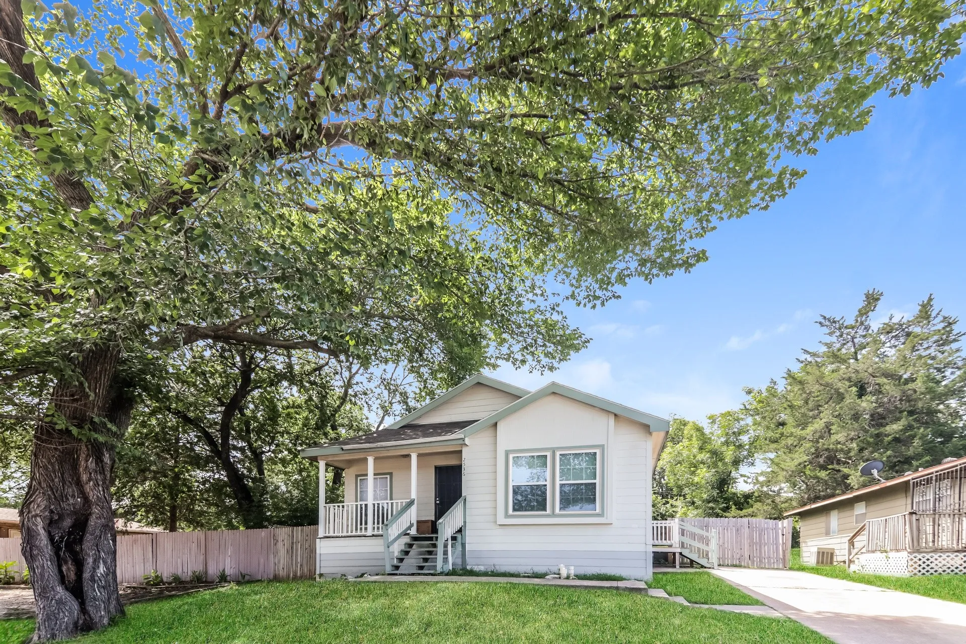 Single Family Residence For Rent in Dallas County , 2536 Kool Avenue, Dallas, Texas 75241, 3 Bedroom, 2 Bathroom, Garage spaces, 1,316 Sqft, built in 2003, mls#21405039, Real Estate Agent in Dallas, Homes For Rent in Dallas county, Homes For Rent in Dallas, Realtor in Dallas Texas, Real Estate Brokerage Independent Realty Texas, Luminita Cordes Realtor