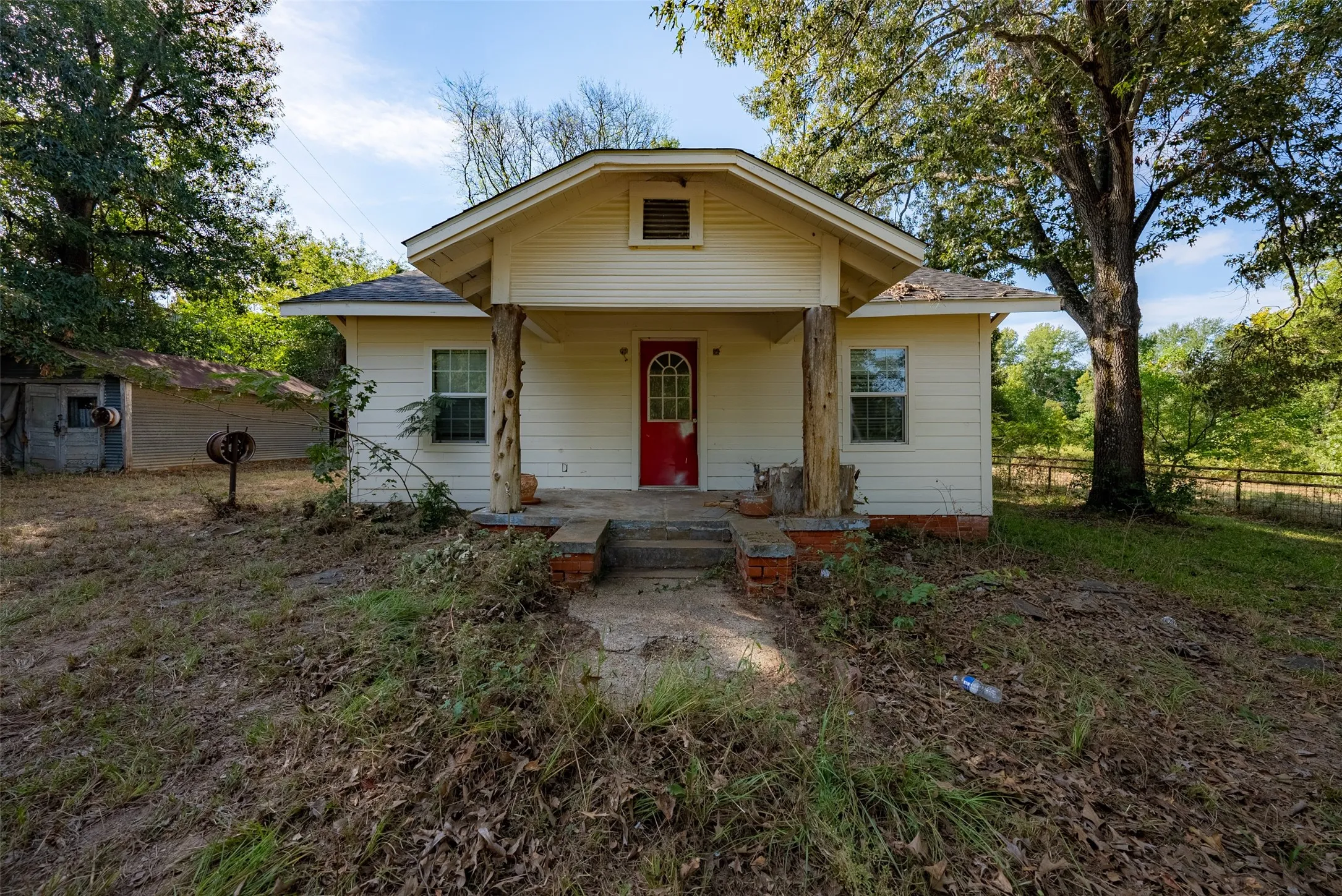 Single Family Residence For Sale in Anderson County , 5700 E State Highway 294, Elkhart, Texas 75839, 2 Bedroom, 1 Bathroom, Garage spaces, 1,120 Sqft, built in 1920, mls#21404996, Real Estate Agent in Elkhart, Homes For Sale in Anderson county, Homes For Sale in Elkhart, Realtor in Elkhart Texas, Real Estate Brokerage Independent Realty Texas, Luminita Cordes Realtor