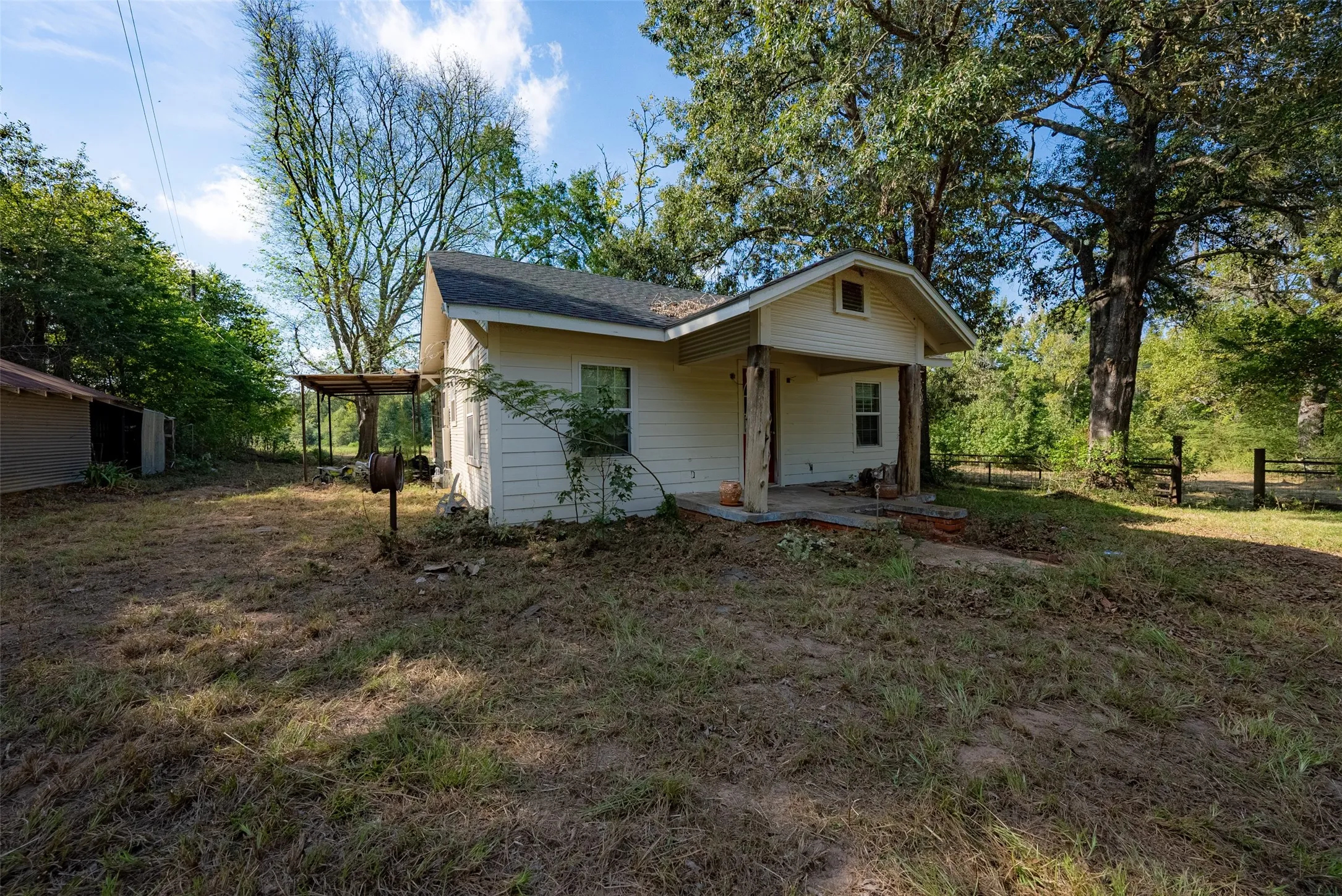 Single Family Residence For Sale in Anderson County , 5700 E State Highway 294, Elkhart, Texas 75839, 2 Bedroom, 1 Bathroom, Garage spaces, 1,120 Sqft, built in 1920, mls#21404996, Real Estate Agent in Elkhart, Homes For Sale in Anderson county, Homes For Sale in Elkhart, Realtor in Elkhart Texas, Real Estate Brokerage Independent Realty Texas, Luminita Cordes Realtor