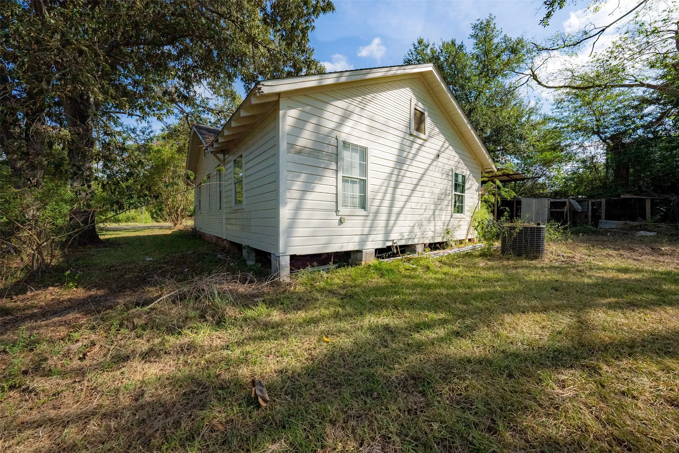 Single Family Residence For Sale in Anderson County , 5700 E State Highway 294, Elkhart, Texas 75839, 2 Bedroom, 1 Bathroom, Garage spaces, 1,120 Sqft, built in 1920, mls#21404996, Real Estate Agent in Elkhart, Homes For Sale in Anderson county, Homes For Sale in Elkhart, Realtor in Elkhart Texas, Real Estate Brokerage Independent Realty Texas, Luminita Cordes Realtor