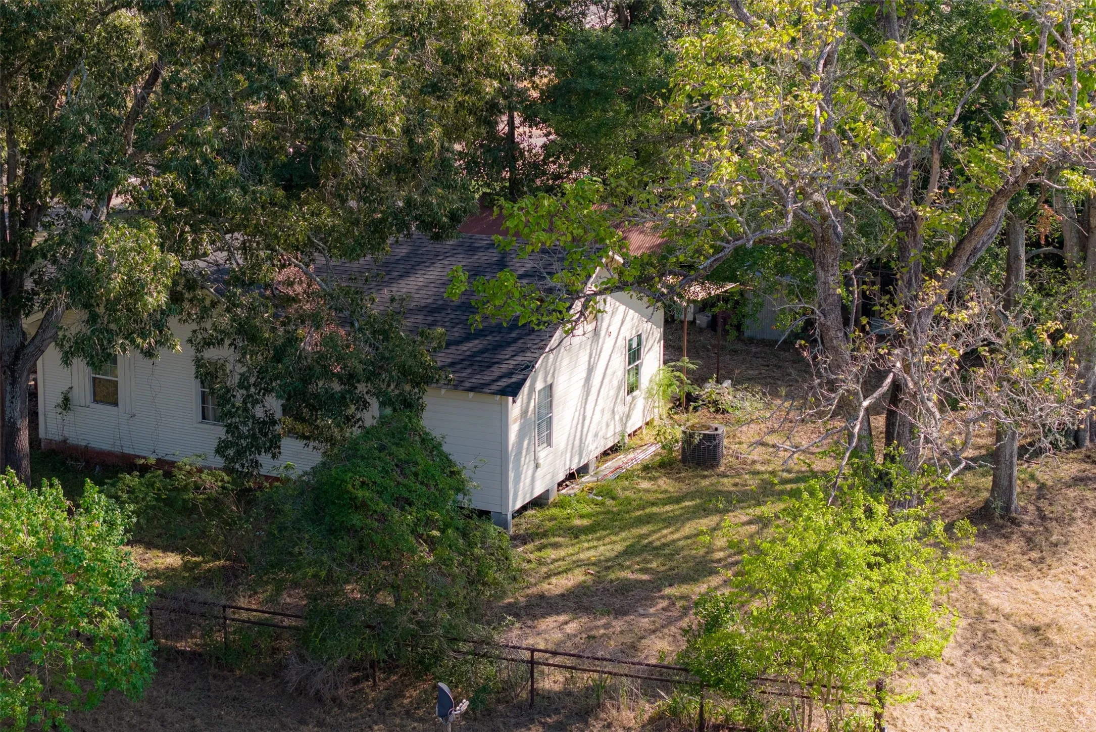 Single Family Residence For Sale in Anderson County , 5700 E State Highway 294, Elkhart, Texas 75839, 2 Bedroom, 1 Bathroom, Garage spaces, 1,120 Sqft, built in 1920, mls#21404996, Real Estate Agent in Elkhart, Homes For Sale in Anderson county, Homes For Sale in Elkhart, Realtor in Elkhart Texas, Real Estate Brokerage Independent Realty Texas, Luminita Cordes Realtor