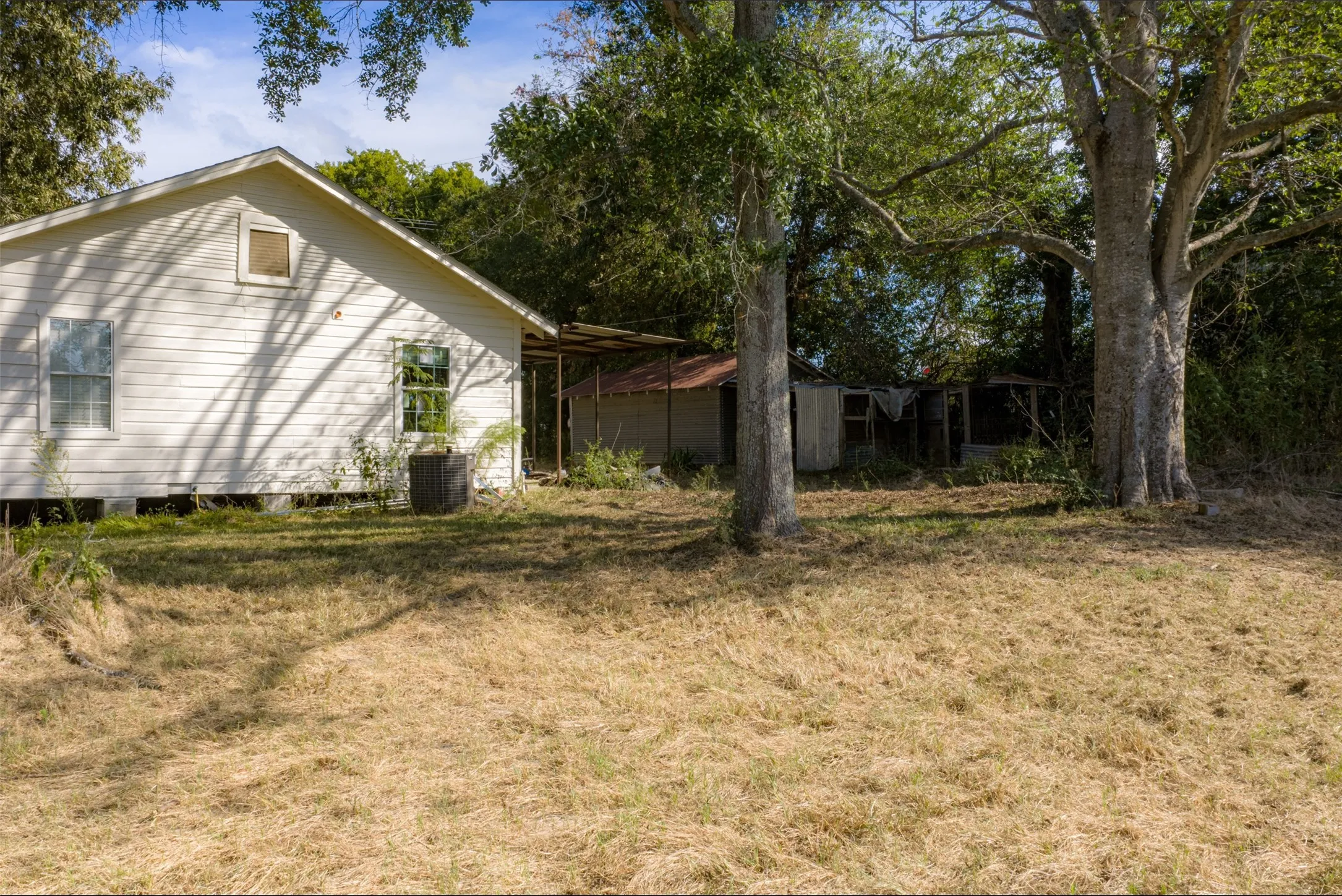 Single Family Residence For Sale in Anderson County , 5700 E State Highway 294, Elkhart, Texas 75839, 2 Bedroom, 1 Bathroom, Garage spaces, 1,120 Sqft, built in 1920, mls#21404996, Real Estate Agent in Elkhart, Homes For Sale in Anderson county, Homes For Sale in Elkhart, Realtor in Elkhart Texas, Real Estate Brokerage Independent Realty Texas, Luminita Cordes Realtor
