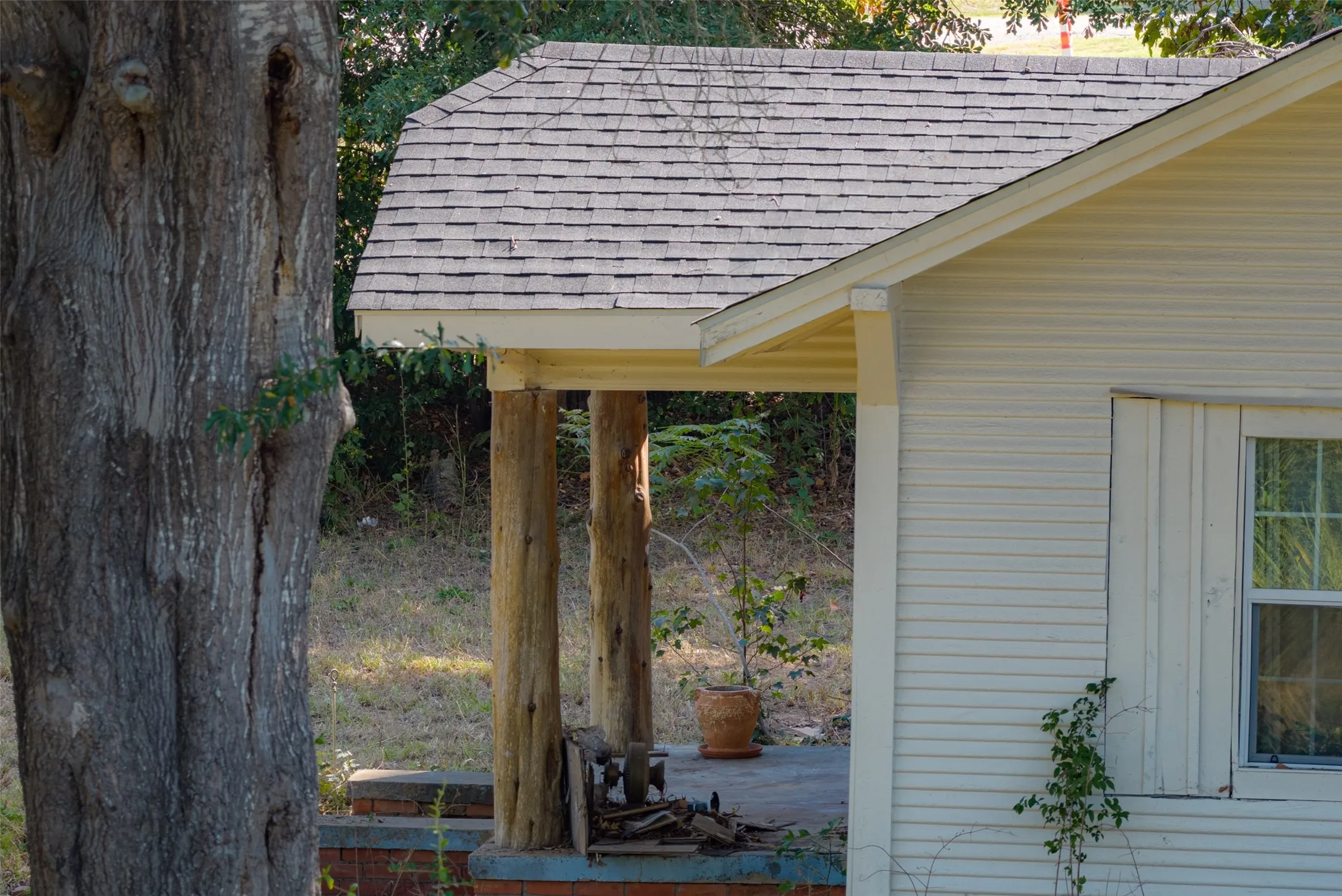 Single Family Residence For Sale in Anderson County , 5700 E State Highway 294, Elkhart, Texas 75839, 2 Bedroom, 1 Bathroom, Garage spaces, 1,120 Sqft, built in 1920, mls#21404996, Real Estate Agent in Elkhart, Homes For Sale in Anderson county, Homes For Sale in Elkhart, Realtor in Elkhart Texas, Real Estate Brokerage Independent Realty Texas, Luminita Cordes Realtor