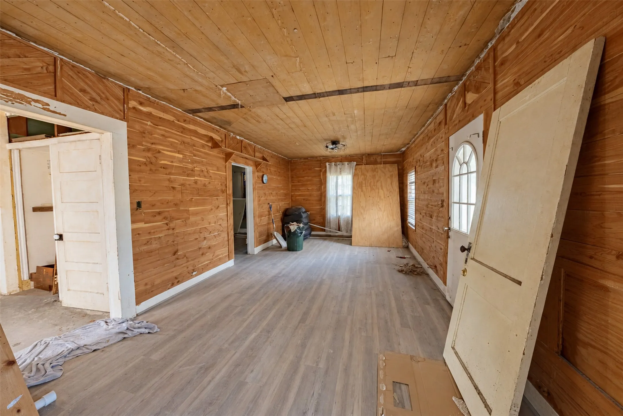 Single Family Residence For Sale in Anderson County , 5700 E State Highway 294, Elkhart, Texas 75839, 2 Bedroom, 1 Bathroom, Garage spaces, 1,120 Sqft, built in 1920, mls#21404996, Real Estate Agent in Elkhart, Homes For Sale in Anderson county, Homes For Sale in Elkhart, Realtor in Elkhart Texas, Real Estate Brokerage Independent Realty Texas, Luminita Cordes Realtor