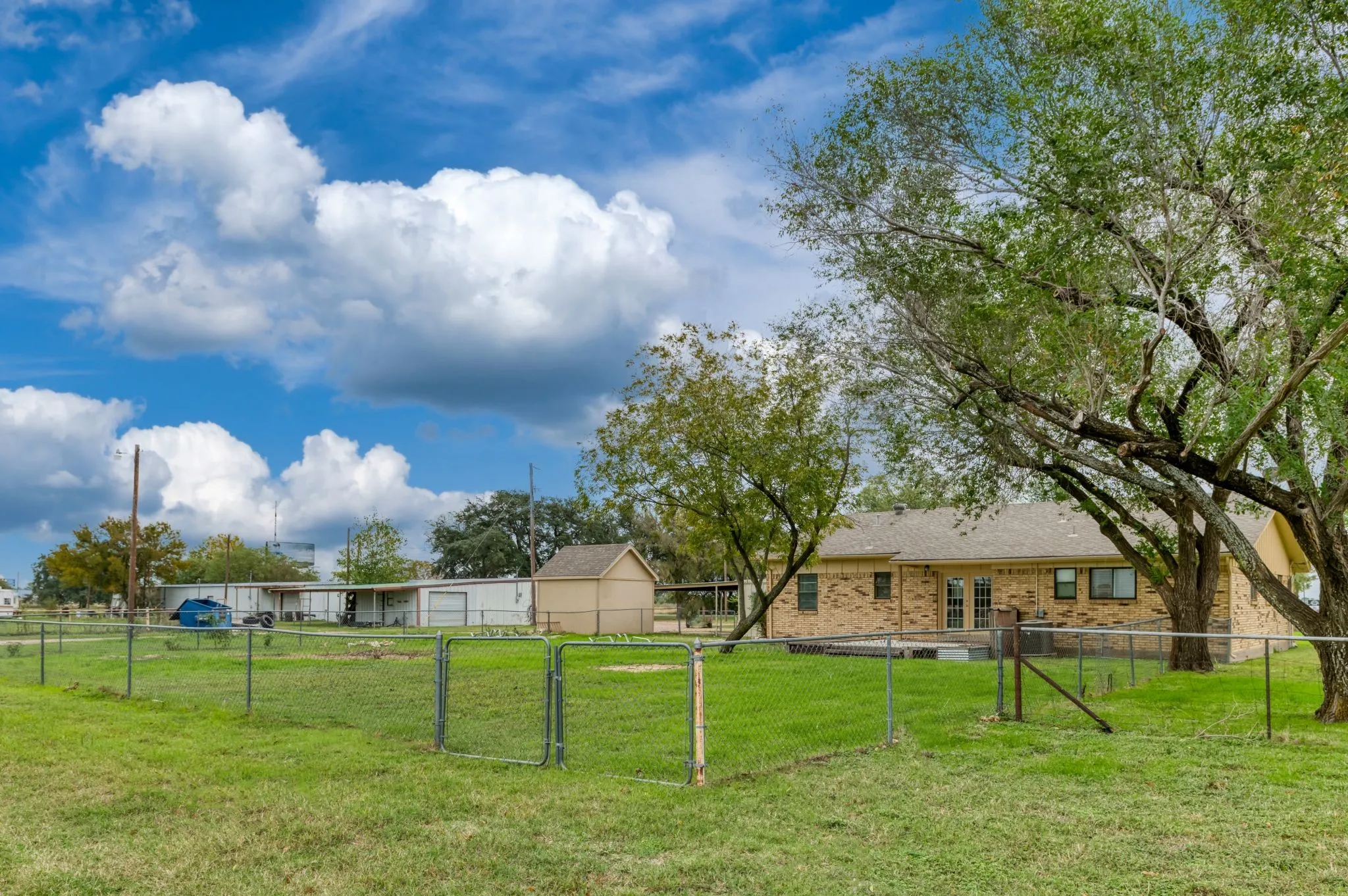 Single Family Residence For Rent in Hood County , 3800 Acton Highway, Granbury, Texas 76049, 3 Bedroom, 3 Bathroom, Garage spaces, 1,788 Sqft, built in 1964, mls#21405061, Real Estate Agent in Granbury, Homes For Rent in Hood county, Homes For Rent in Granbury, Realtor in Granbury Texas, Real Estate Brokerage Independent Realty Texas, Luminita Cordes Realtor