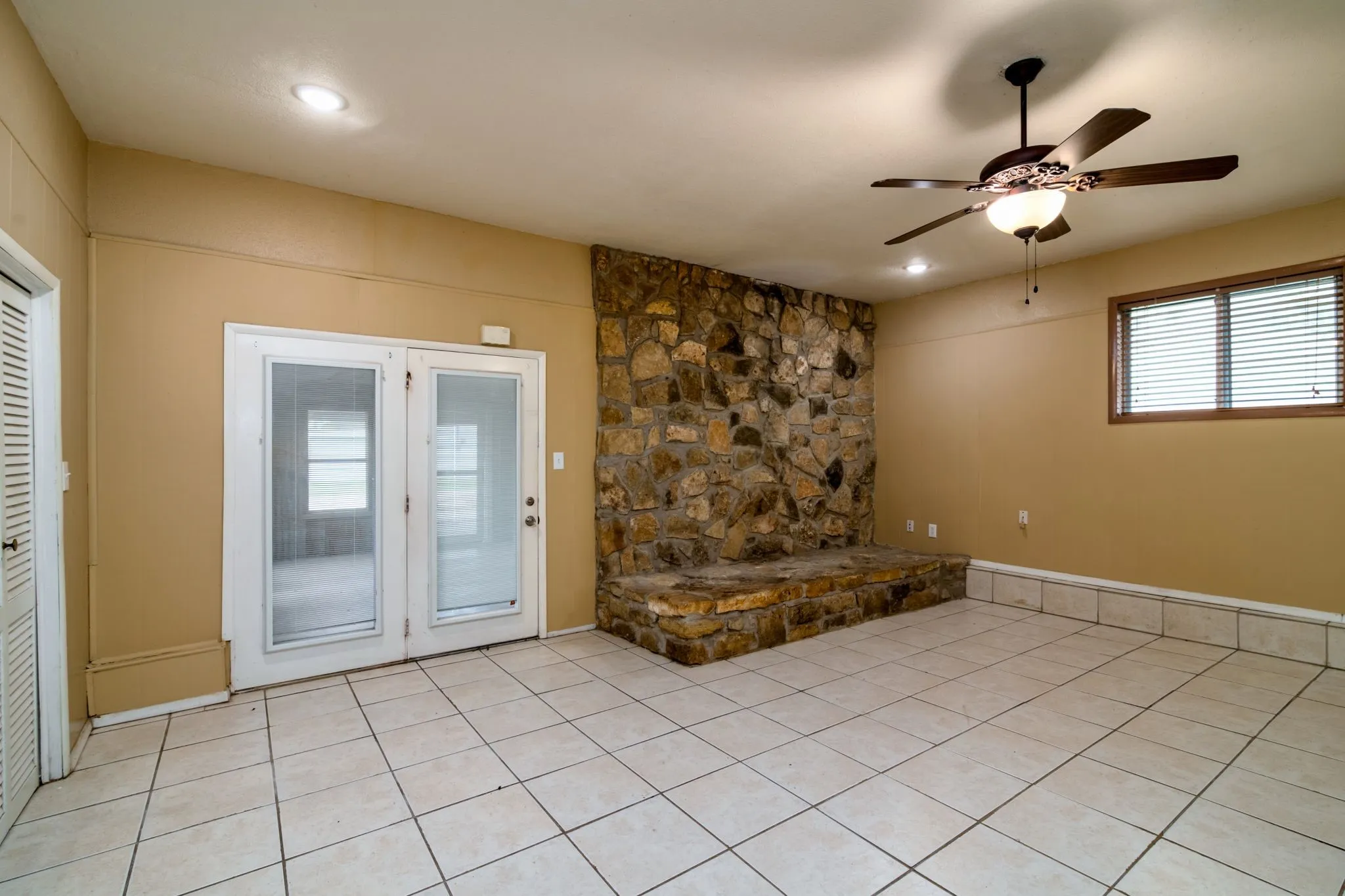 Single Family Residence For Rent in Hood County , 3800 Acton Highway, Granbury, Texas 76049, 3 Bedroom, 3 Bathroom, Garage spaces, 1,788 Sqft, built in 1964, mls#21405061, Real Estate Agent in Granbury, Homes For Rent in Hood county, Homes For Rent in Granbury, Realtor in Granbury Texas, Real Estate Brokerage Independent Realty Texas, Luminita Cordes Realtor
