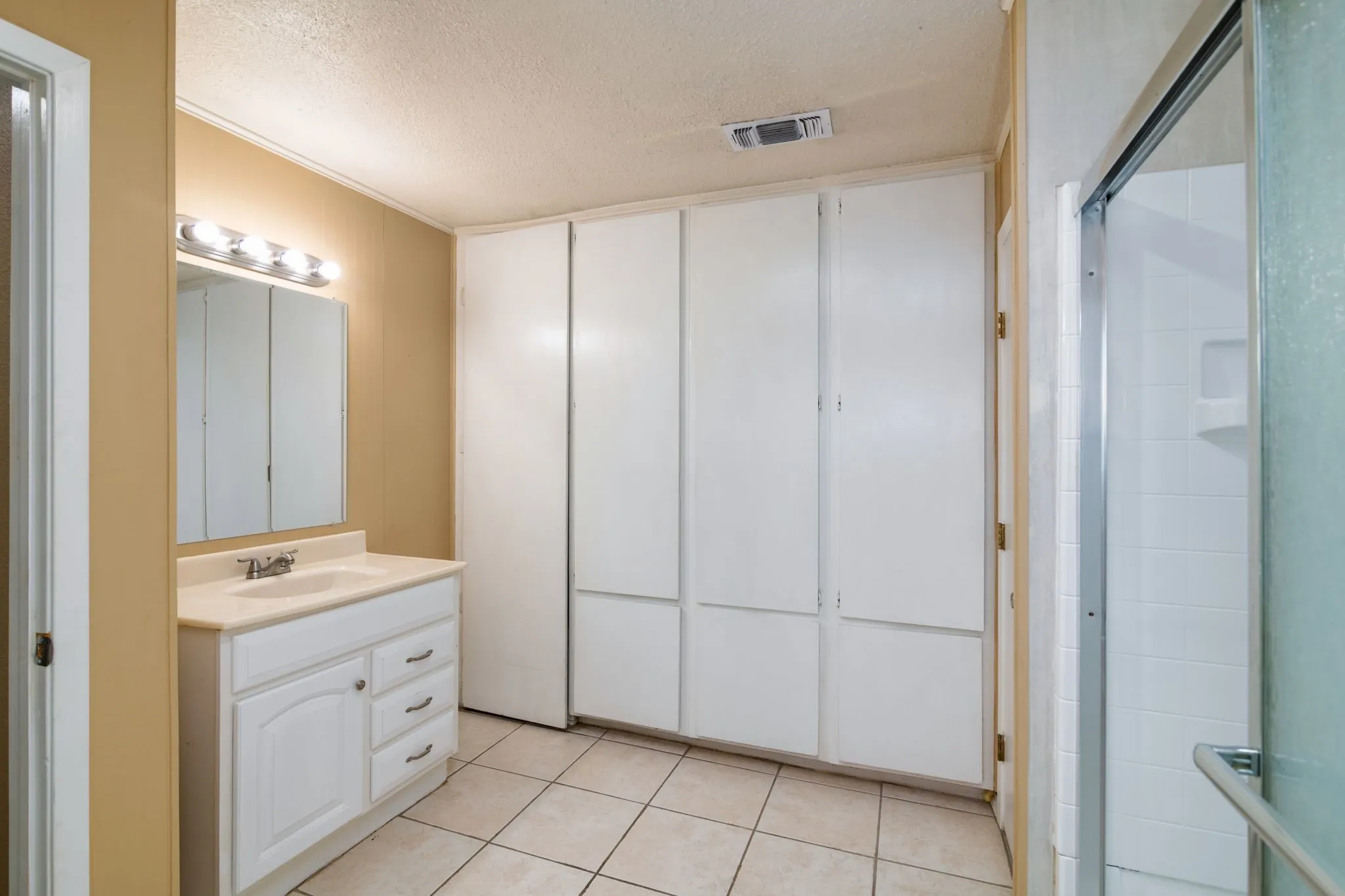 Single Family Residence For Rent in Hood County , 3800 Acton Highway, Granbury, Texas 76049, 3 Bedroom, 3 Bathroom, Garage spaces, 1,788 Sqft, built in 1964, mls#21405061, Real Estate Agent in Granbury, Homes For Rent in Hood county, Homes For Rent in Granbury, Realtor in Granbury Texas, Real Estate Brokerage Independent Realty Texas, Luminita Cordes Realtor