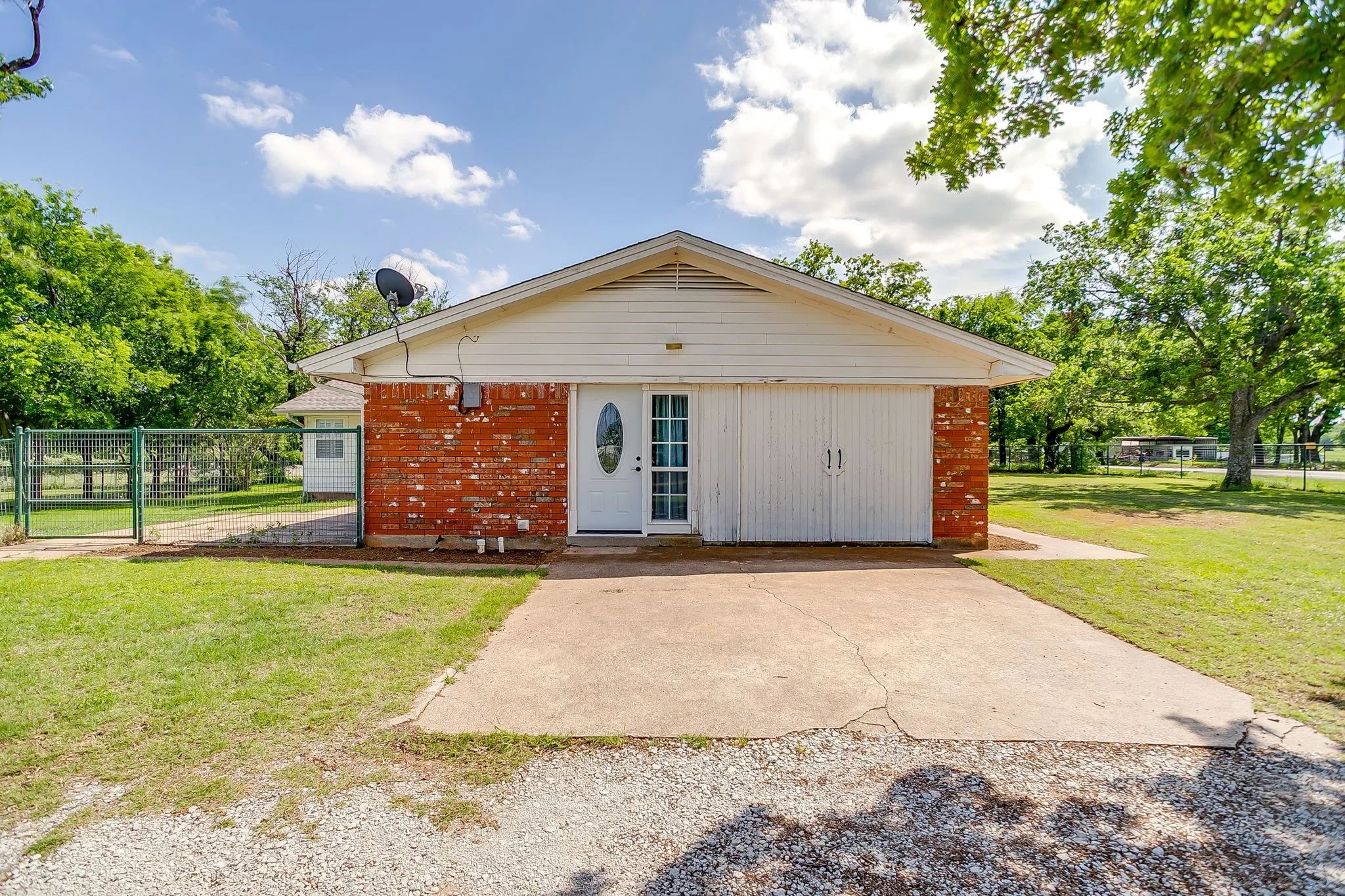 Farm For Sale in Parker County , 2196 Old Agnes Road, Weatherford, Texas 76088, 3 Bedroom, 3 Bathroom, Garage spaces, 2,700 Sqft, built in 1965, mls#21405062, Real Estate Agent in Weatherford, Homes For Sale in Parker county, Homes For Sale in Weatherford, Realtor in Weatherford Texas, Real Estate Brokerage Independent Realty Texas, Luminita Cordes Realtor