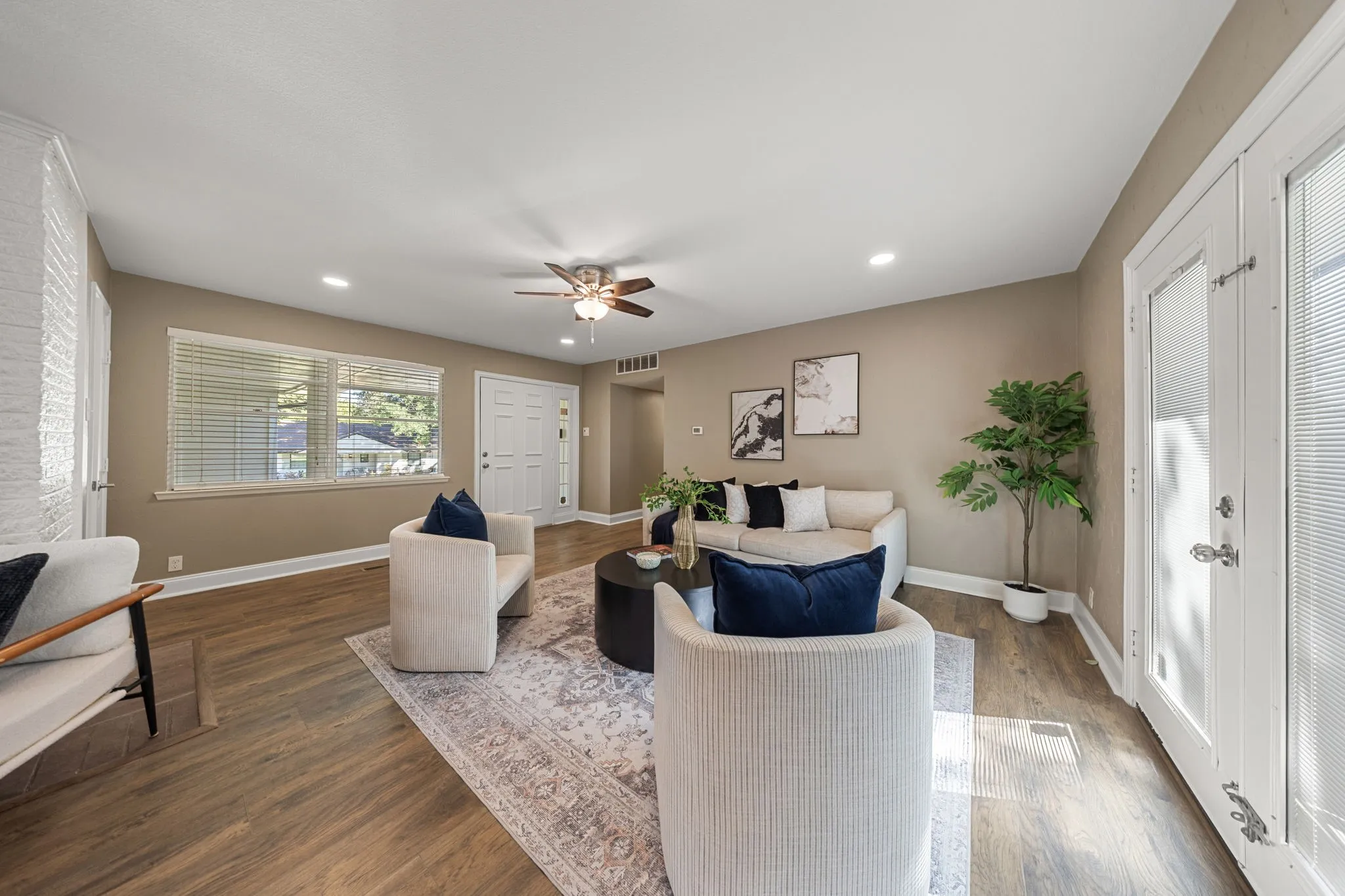 Single Family Residence For Rent in Dallas County , 9735 Queenswood Lane, Dallas, Texas 75238, 3 Bedroom, 2 Bathroom, Garage spaces, 2,156 Sqft, built in 1961, mls#21405054, Real Estate Agent in Dallas, Homes For Rent in Dallas county, Homes For Rent in Dallas, Realtor in Dallas Texas, Real Estate Brokerage Independent Realty Texas, Luminita Cordes Realtor