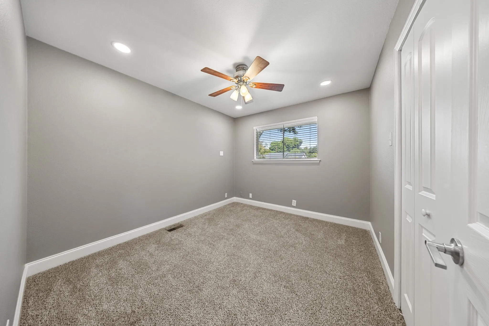 Single Family Residence For Rent in Dallas County , 9735 Queenswood Lane, Dallas, Texas 75238, 3 Bedroom, 2 Bathroom, Garage spaces, 2,156 Sqft, built in 1961, mls#21405054, Real Estate Agent in Dallas, Homes For Rent in Dallas county, Homes For Rent in Dallas, Realtor in Dallas Texas, Real Estate Brokerage Independent Realty Texas, Luminita Cordes Realtor