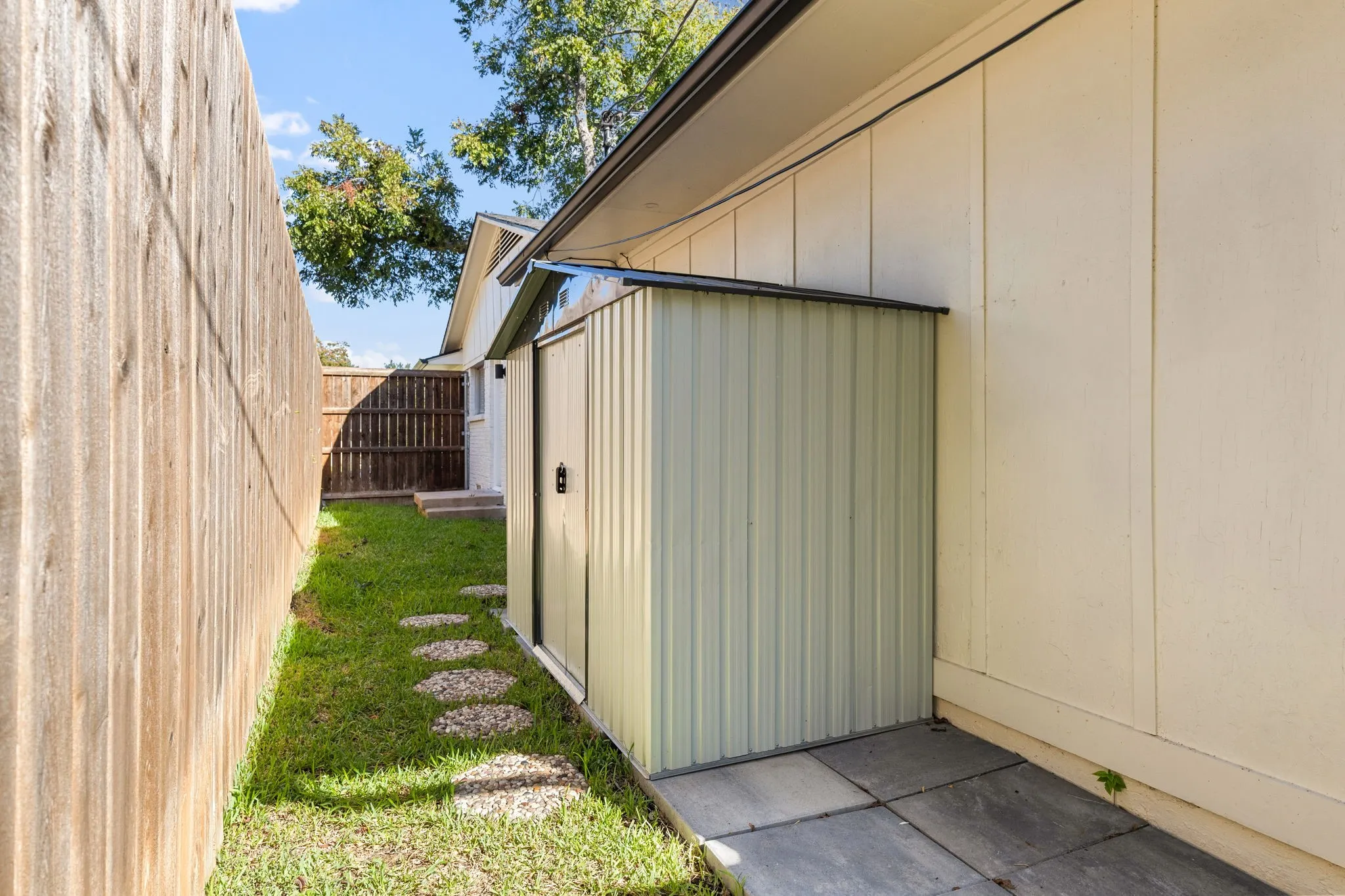 Single Family Residence For Rent in Dallas County , 9735 Queenswood Lane, Dallas, Texas 75238, 3 Bedroom, 2 Bathroom, Garage spaces, 2,156 Sqft, built in 1961, mls#21405054, Real Estate Agent in Dallas, Homes For Rent in Dallas county, Homes For Rent in Dallas, Realtor in Dallas Texas, Real Estate Brokerage Independent Realty Texas, Luminita Cordes Realtor