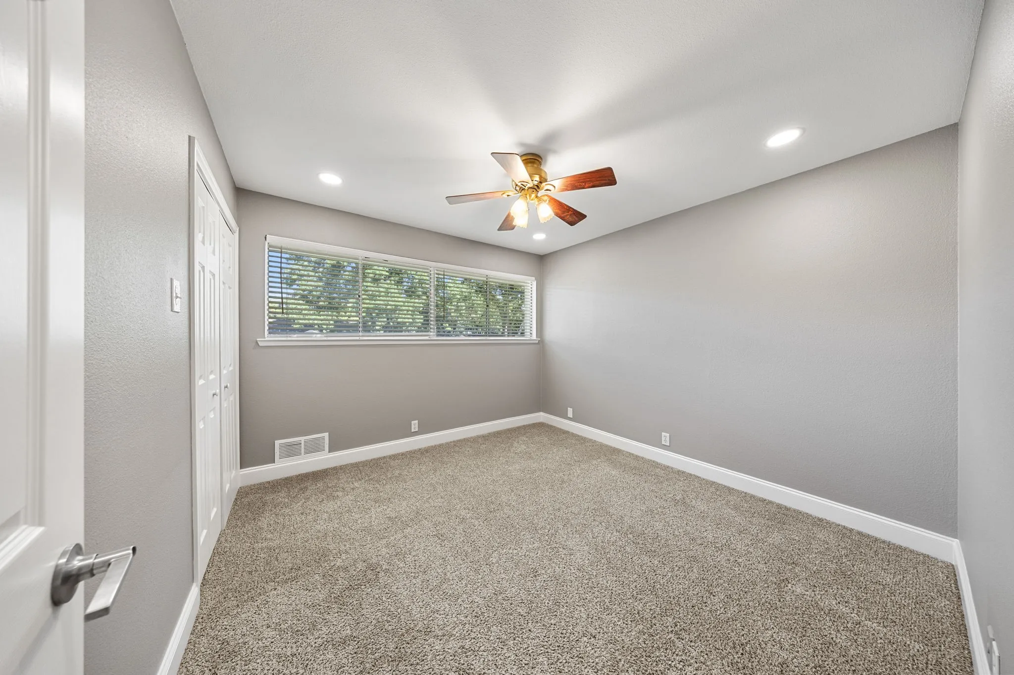 Single Family Residence For Rent in Dallas County , 9735 Queenswood Lane, Dallas, Texas 75238, 3 Bedroom, 2 Bathroom, Garage spaces, 2,156 Sqft, built in 1961, mls#21405054, Real Estate Agent in Dallas, Homes For Rent in Dallas county, Homes For Rent in Dallas, Realtor in Dallas Texas, Real Estate Brokerage Independent Realty Texas, Luminita Cordes Realtor
