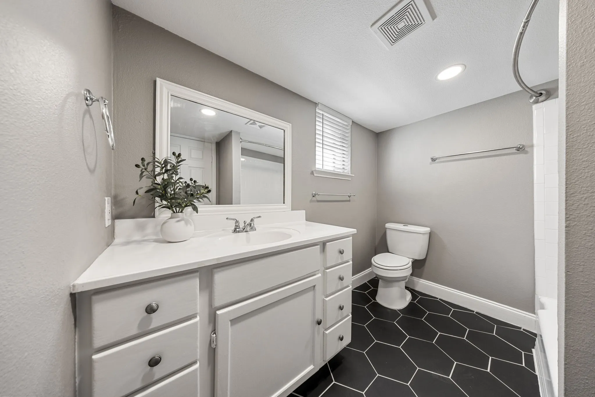 Single Family Residence For Rent in Dallas County , 9735 Queenswood Lane, Dallas, Texas 75238, 3 Bedroom, 2 Bathroom, Garage spaces, 2,156 Sqft, built in 1961, mls#21405054, Real Estate Agent in Dallas, Homes For Rent in Dallas county, Homes For Rent in Dallas, Realtor in Dallas Texas, Real Estate Brokerage Independent Realty Texas, Luminita Cordes Realtor