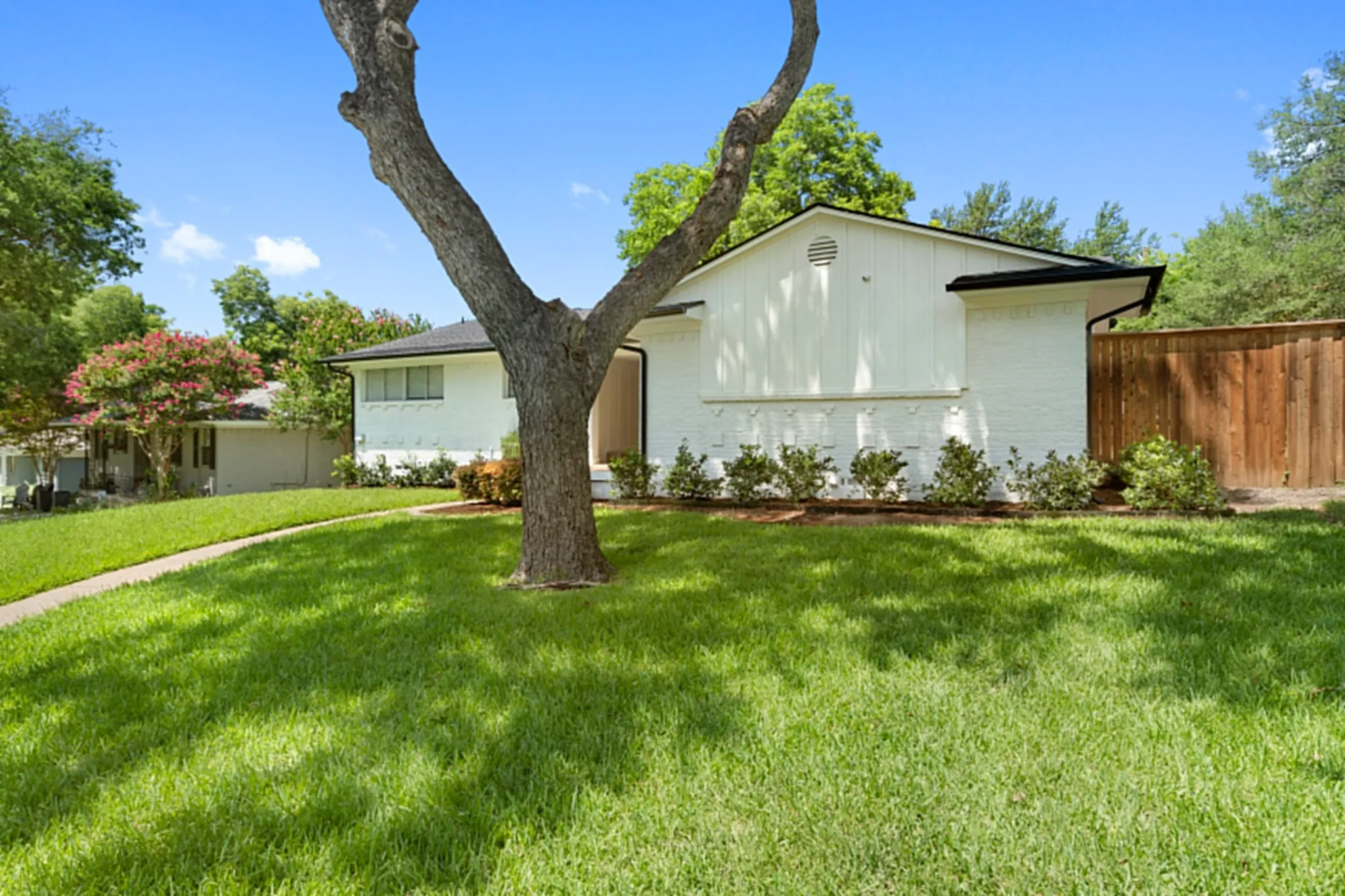 Single Family Residence For Rent in Dallas County , 9735 Queenswood Lane, Dallas, Texas 75238, 3 Bedroom, 2 Bathroom, Garage spaces, 2,156 Sqft, built in 1961, mls#21405054, Real Estate Agent in Dallas, Homes For Rent in Dallas county, Homes For Rent in Dallas, Realtor in Dallas Texas, Real Estate Brokerage Independent Realty Texas, Luminita Cordes Realtor