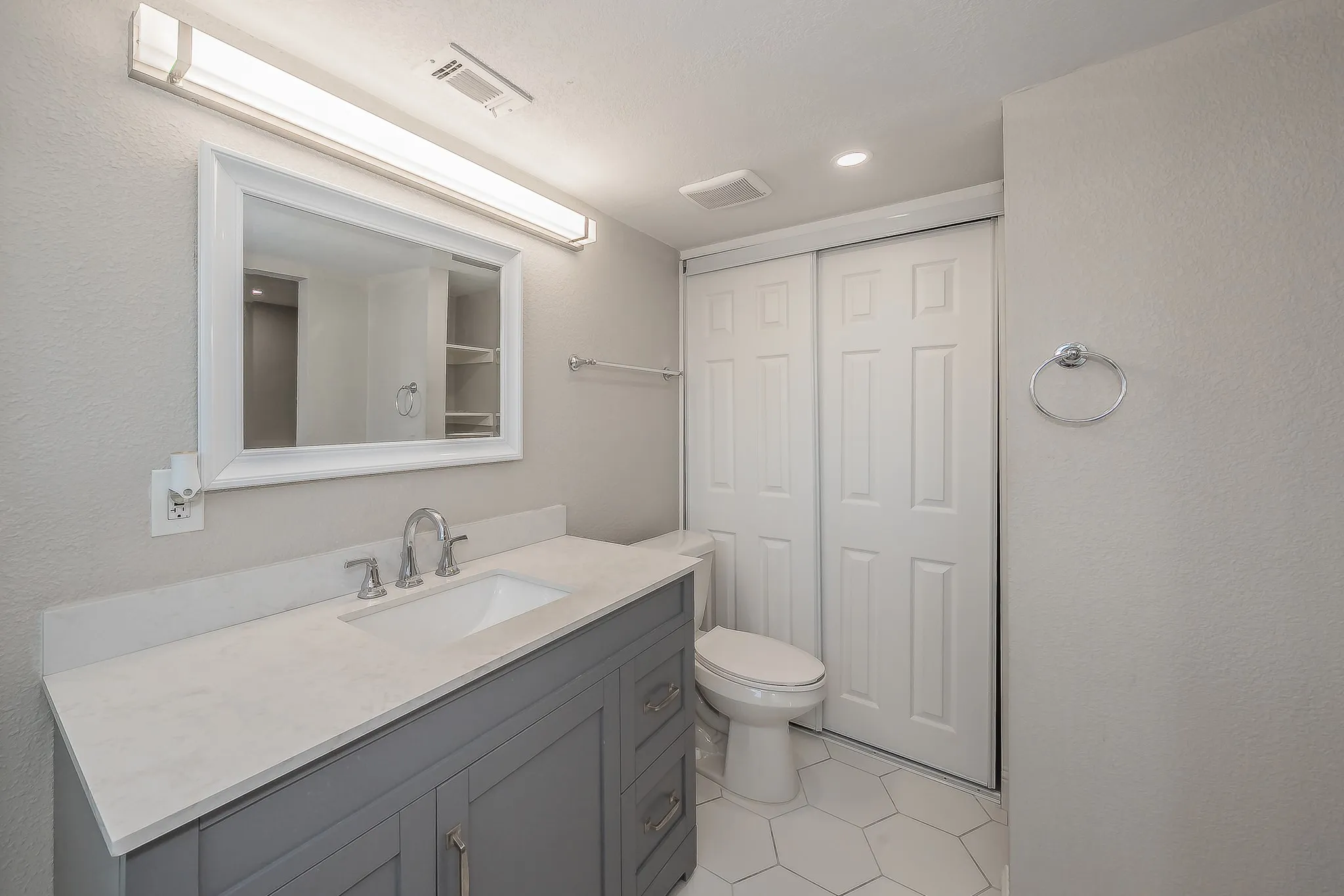 Condominium For Sale in Dallas County , 5757 Martel Avenue B08, Dallas, Texas 75206, 1 Bedroom, 2 Bathroom, Garage spaces, 811 Sqft, built in 1983, mls#21404962, Real Estate Agent in Dallas, Homes For Sale in Dallas county, Homes For Sale in Dallas, Realtor in Dallas Texas, Real Estate Brokerage Independent Realty Texas, Luminita Cordes Realtor