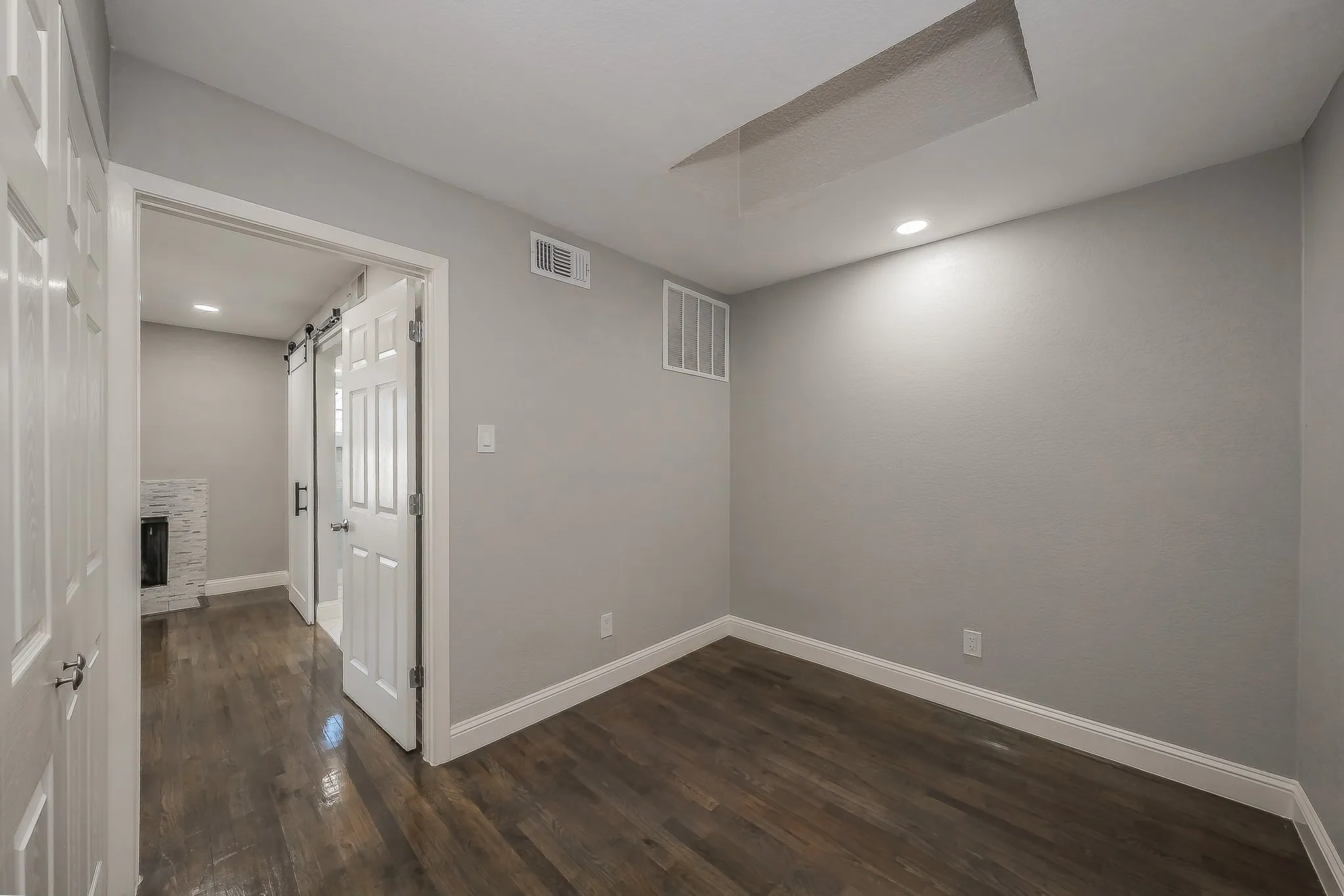 Condominium For Sale in Dallas County , 5757 Martel Avenue B08, Dallas, Texas 75206, 1 Bedroom, 2 Bathroom, Garage spaces, 811 Sqft, built in 1983, mls#21404962, Real Estate Agent in Dallas, Homes For Sale in Dallas county, Homes For Sale in Dallas, Realtor in Dallas Texas, Real Estate Brokerage Independent Realty Texas, Luminita Cordes Realtor