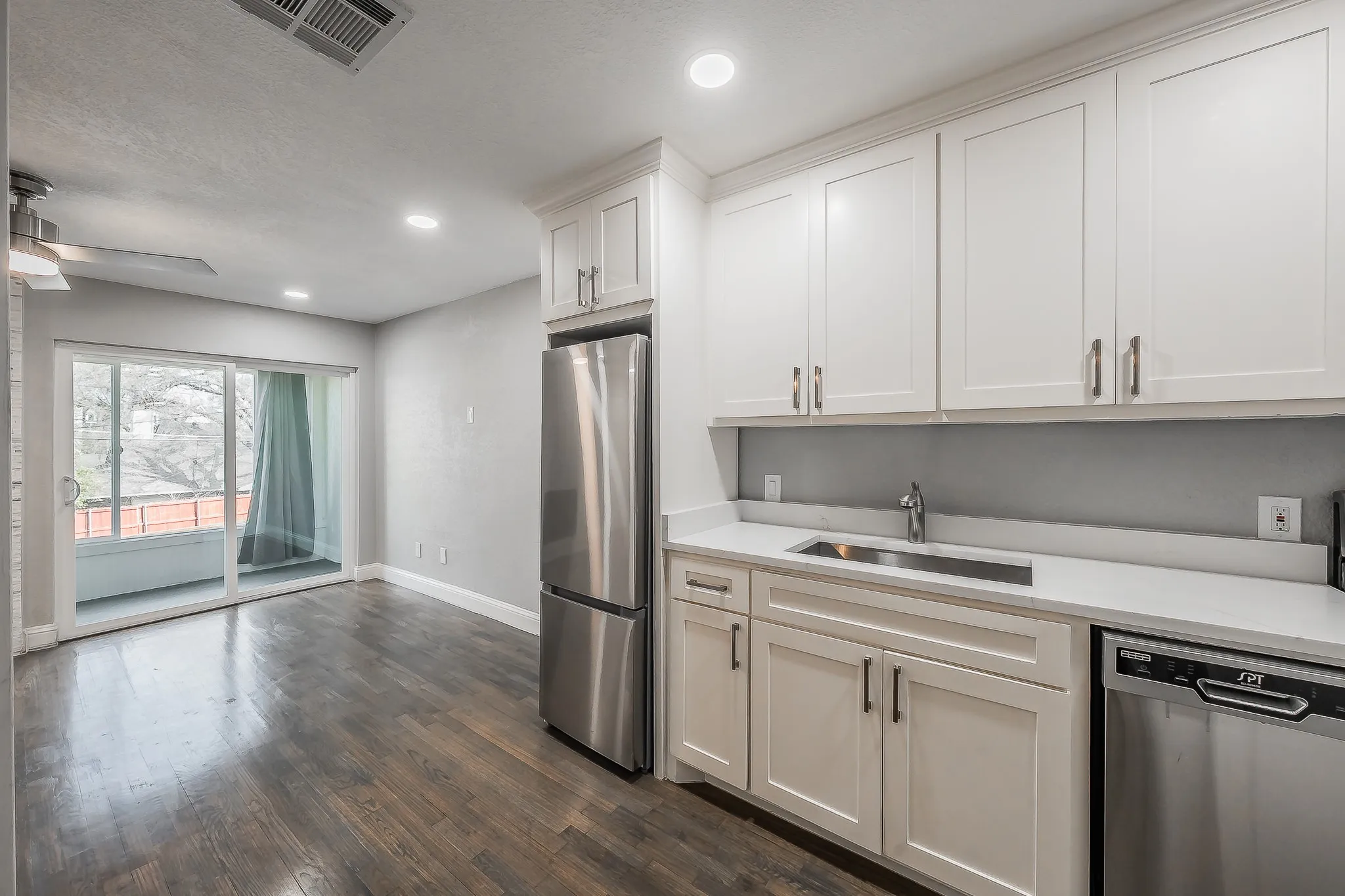 Condominium For Sale in Dallas County , 5757 Martel Avenue B08, Dallas, Texas 75206, 1 Bedroom, 2 Bathroom, Garage spaces, 811 Sqft, built in 1983, mls#21404962, Real Estate Agent in Dallas, Homes For Sale in Dallas county, Homes For Sale in Dallas, Realtor in Dallas Texas, Real Estate Brokerage Independent Realty Texas, Luminita Cordes Realtor