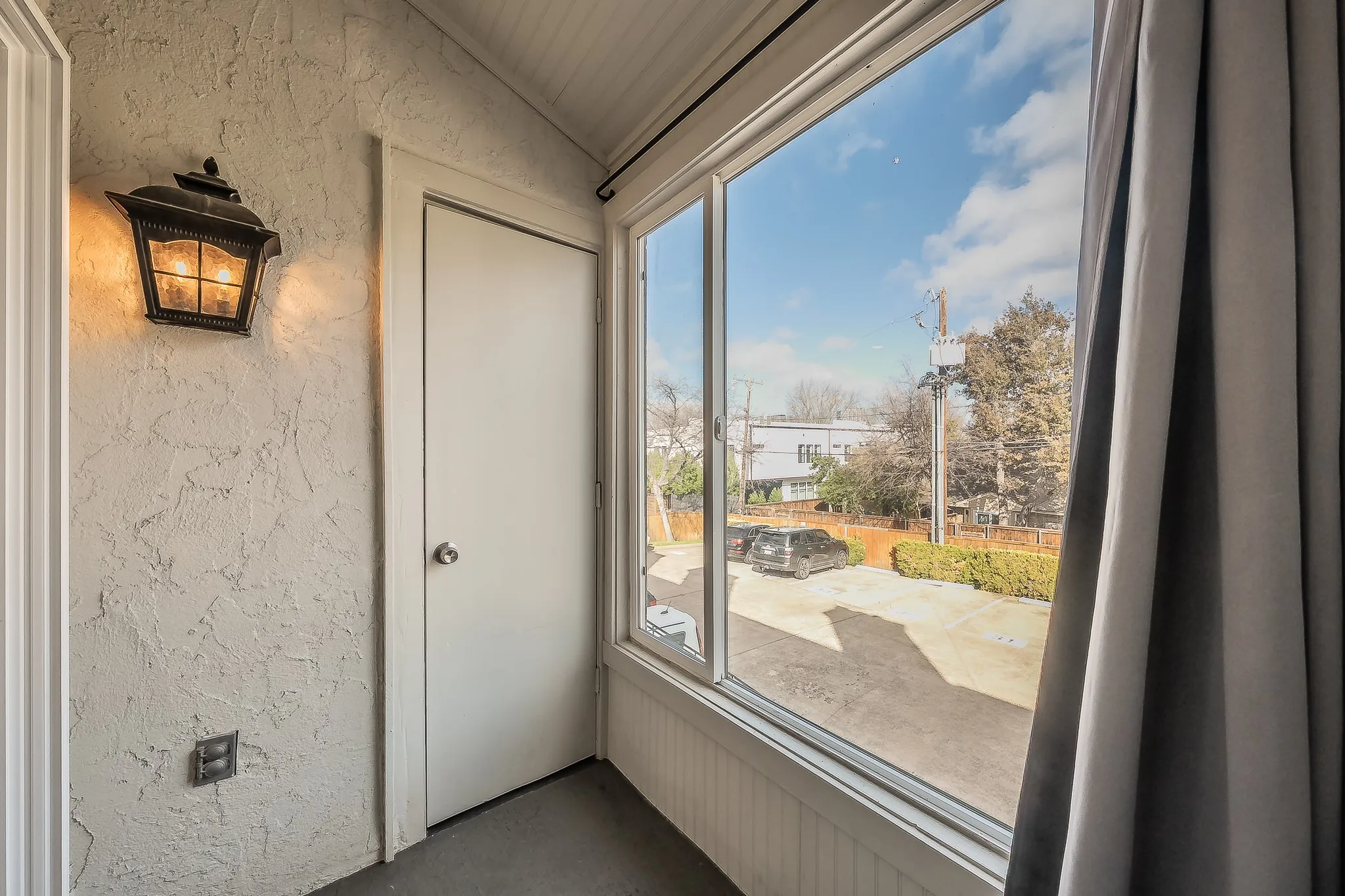 Condominium For Sale in Dallas County , 5757 Martel Avenue B08, Dallas, Texas 75206, 1 Bedroom, 2 Bathroom, Garage spaces, 811 Sqft, built in 1983, mls#21404962, Real Estate Agent in Dallas, Homes For Sale in Dallas county, Homes For Sale in Dallas, Realtor in Dallas Texas, Real Estate Brokerage Independent Realty Texas, Luminita Cordes Realtor