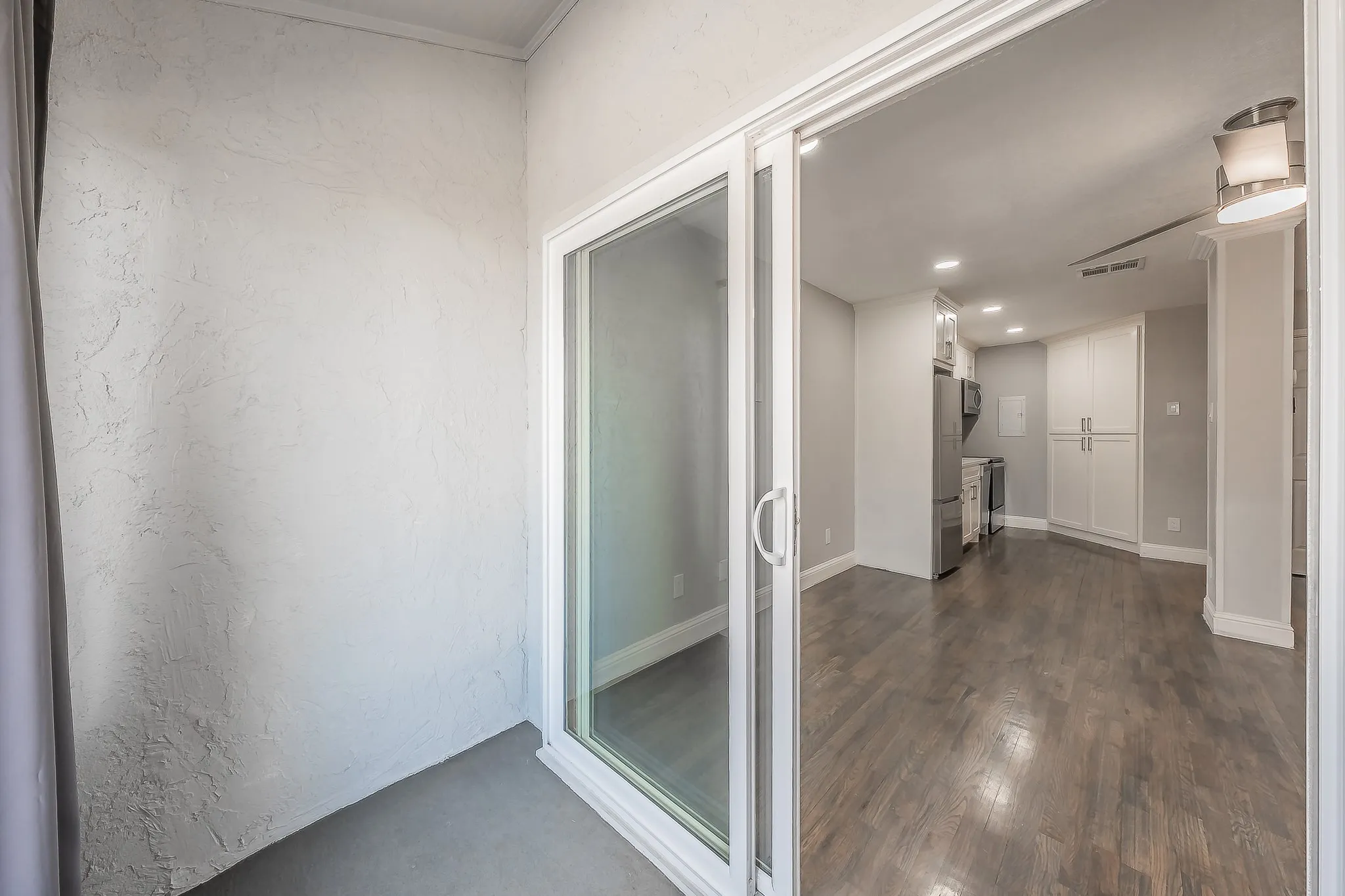 Condominium For Sale in Dallas County , 5757 Martel Avenue B08, Dallas, Texas 75206, 1 Bedroom, 2 Bathroom, Garage spaces, 811 Sqft, built in 1983, mls#21404962, Real Estate Agent in Dallas, Homes For Sale in Dallas county, Homes For Sale in Dallas, Realtor in Dallas Texas, Real Estate Brokerage Independent Realty Texas, Luminita Cordes Realtor