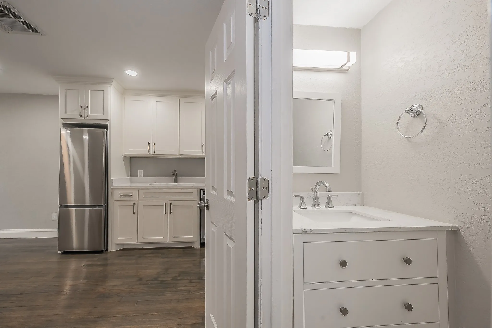 Condominium For Sale in Dallas County , 5757 Martel Avenue B08, Dallas, Texas 75206, 1 Bedroom, 2 Bathroom, Garage spaces, 811 Sqft, built in 1983, mls#21404962, Real Estate Agent in Dallas, Homes For Sale in Dallas county, Homes For Sale in Dallas, Realtor in Dallas Texas, Real Estate Brokerage Independent Realty Texas, Luminita Cordes Realtor