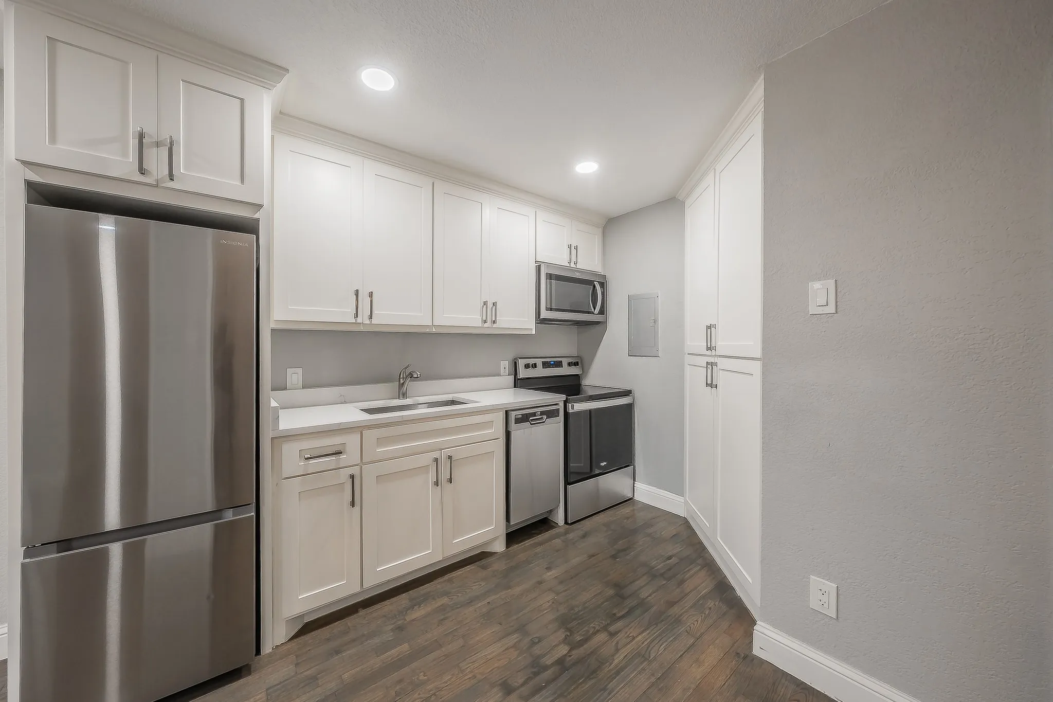 Condominium For Sale in Dallas County , 5757 Martel Avenue B08, Dallas, Texas 75206, 1 Bedroom, 2 Bathroom, Garage spaces, 811 Sqft, built in 1983, mls#21404962, Real Estate Agent in Dallas, Homes For Sale in Dallas county, Homes For Sale in Dallas, Realtor in Dallas Texas, Real Estate Brokerage Independent Realty Texas, Luminita Cordes Realtor