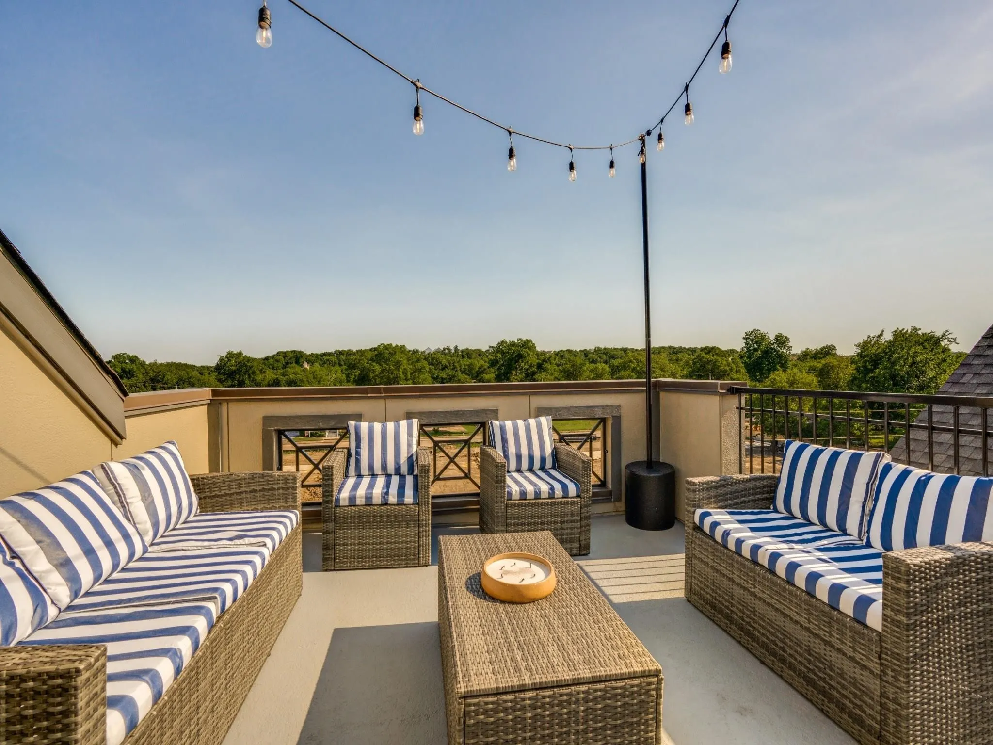 Single Family Residence For Rent in Dallas County , 1074 Manacor Lane, Dallas, Texas 75212, 3 Bedroom, 4 Bathroom, 2 Garage spaces, 2,132 Sqft, built in 2018, mls#21404437, Real Estate Agent in Dallas, Homes For Rent in Dallas county, Homes For Rent in Dallas, Realtor in Dallas Texas, Real Estate Brokerage Independent Realty Texas, Luminita Cordes Realtor