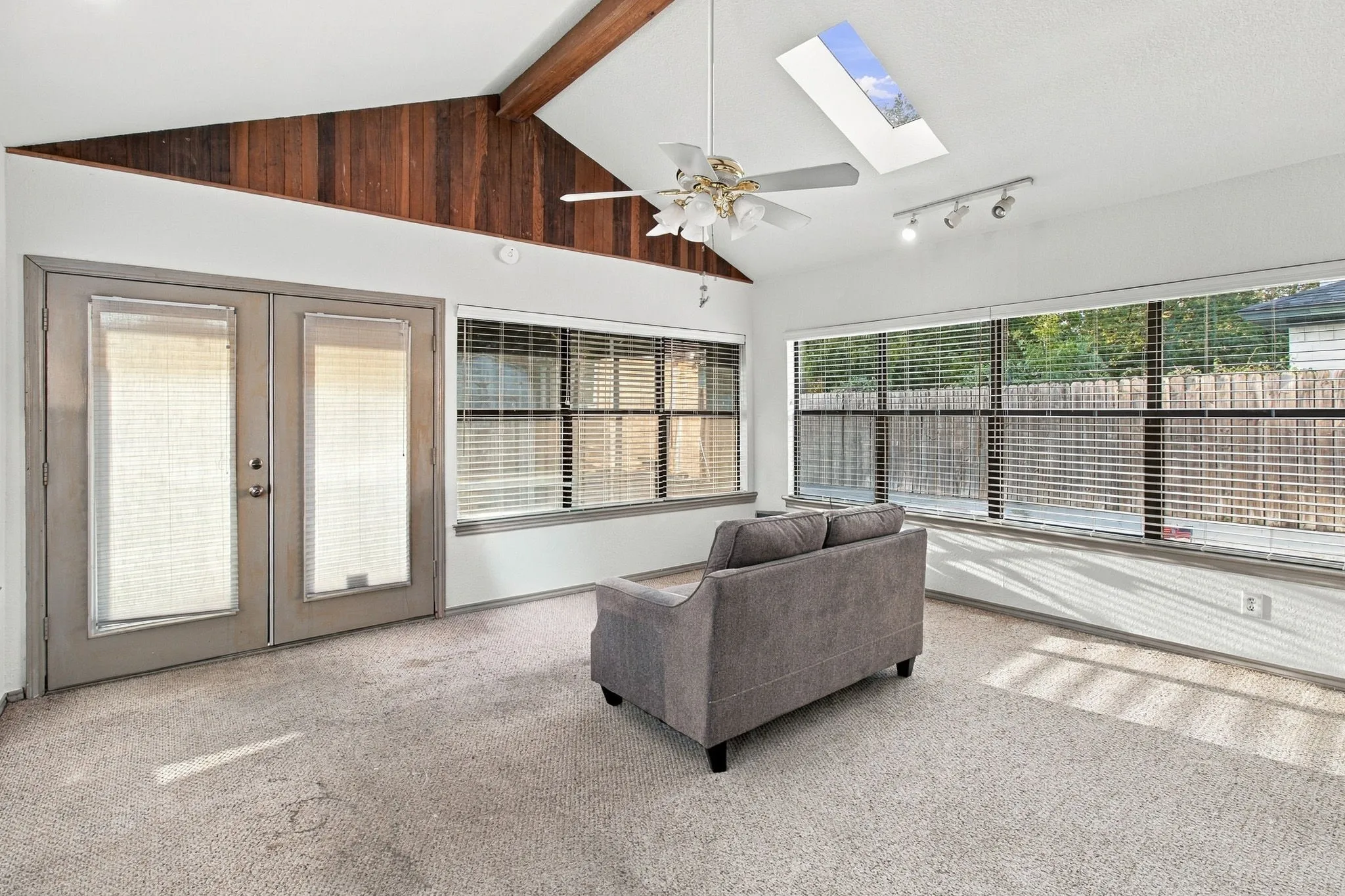 Single Family Residence For Rent in Tarrant County , 1914 Roosevelt Drive, Pantego, Texas 76013, 4 Bedroom, 3 Bathroom, 2 Garage spaces, 2,342 Sqft, built in 1974, mls#21405089, Real Estate Agent in Pantego, Homes For Rent in Tarrant county, Homes For Rent in Pantego, Realtor in Pantego Texas, Real Estate Brokerage Independent Realty Texas, Luminita Cordes Realtor