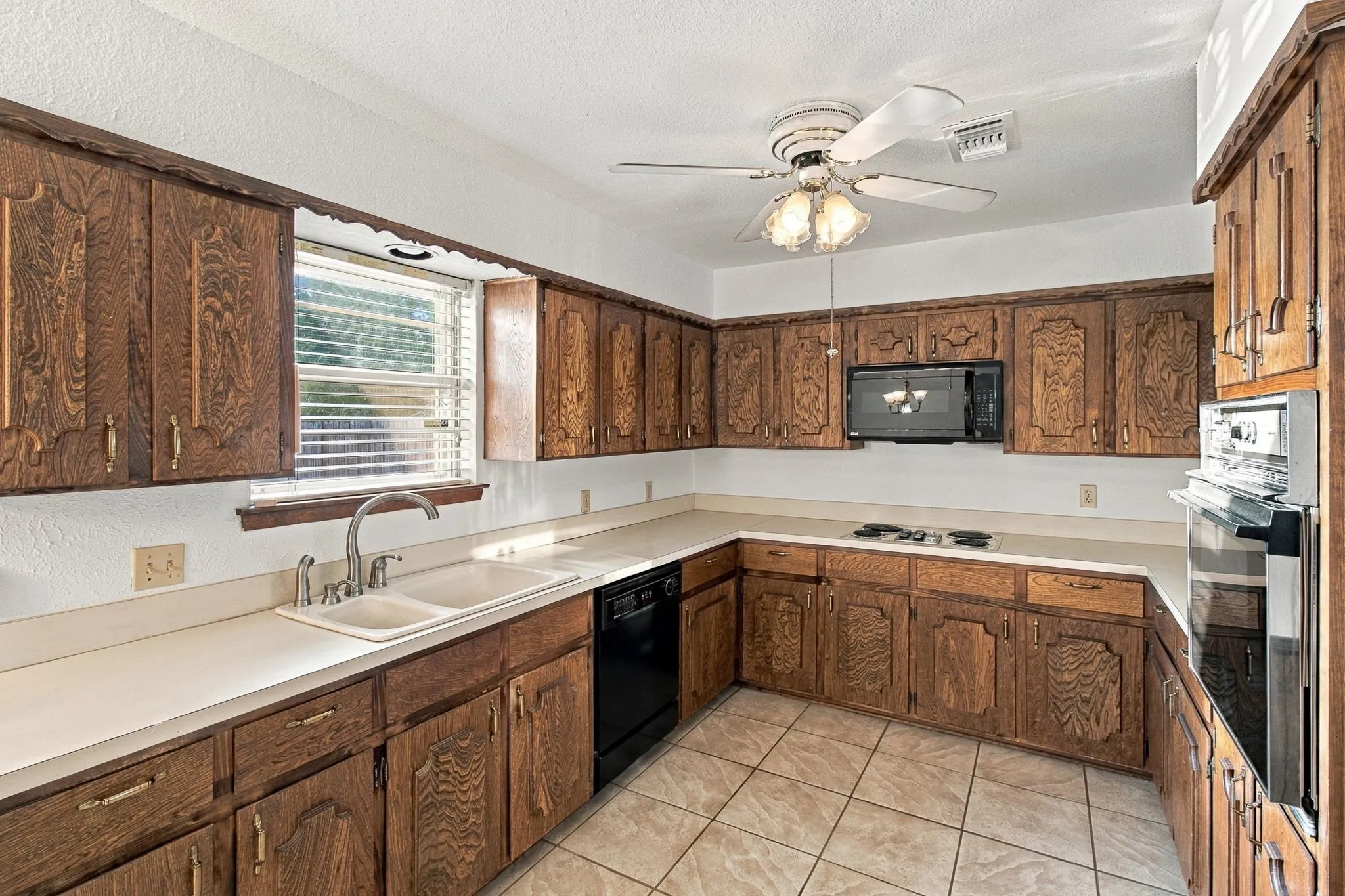Single Family Residence For Rent in Tarrant County , 1914 Roosevelt Drive, Pantego, Texas 76013, 4 Bedroom, 3 Bathroom, 2 Garage spaces, 2,342 Sqft, built in 1974, mls#21405089, Real Estate Agent in Pantego, Homes For Rent in Tarrant county, Homes For Rent in Pantego, Realtor in Pantego Texas, Real Estate Brokerage Independent Realty Texas, Luminita Cordes Realtor