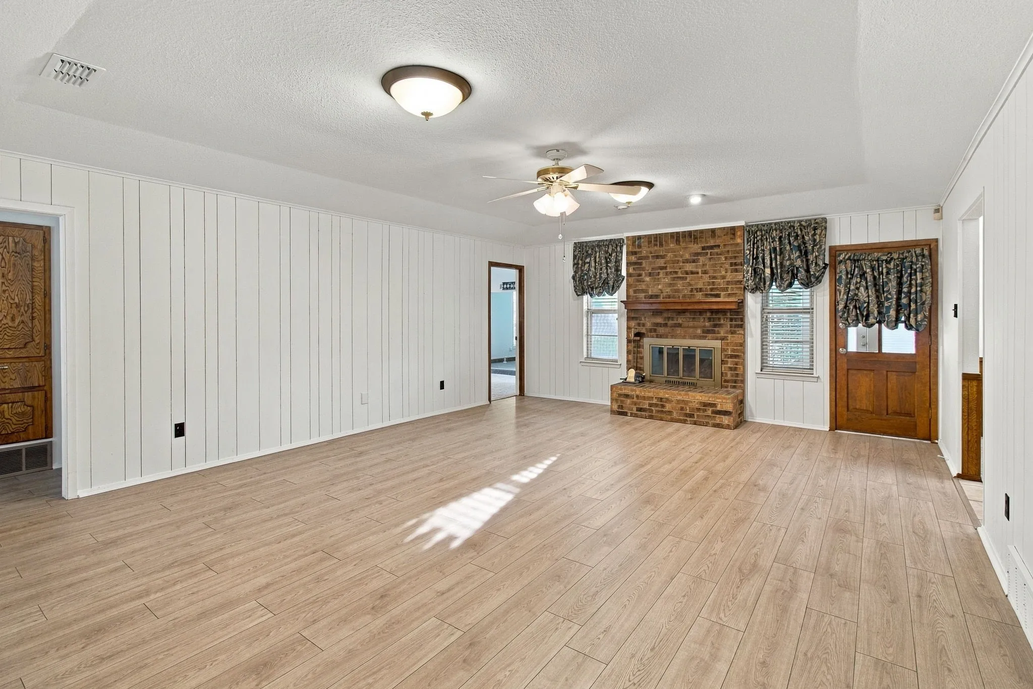 Single Family Residence For Rent in Tarrant County , 1914 Roosevelt Drive, Pantego, Texas 76013, 4 Bedroom, 3 Bathroom, 2 Garage spaces, 2,342 Sqft, built in 1974, mls#21405089, Real Estate Agent in Pantego, Homes For Rent in Tarrant county, Homes For Rent in Pantego, Realtor in Pantego Texas, Real Estate Brokerage Independent Realty Texas, Luminita Cordes Realtor