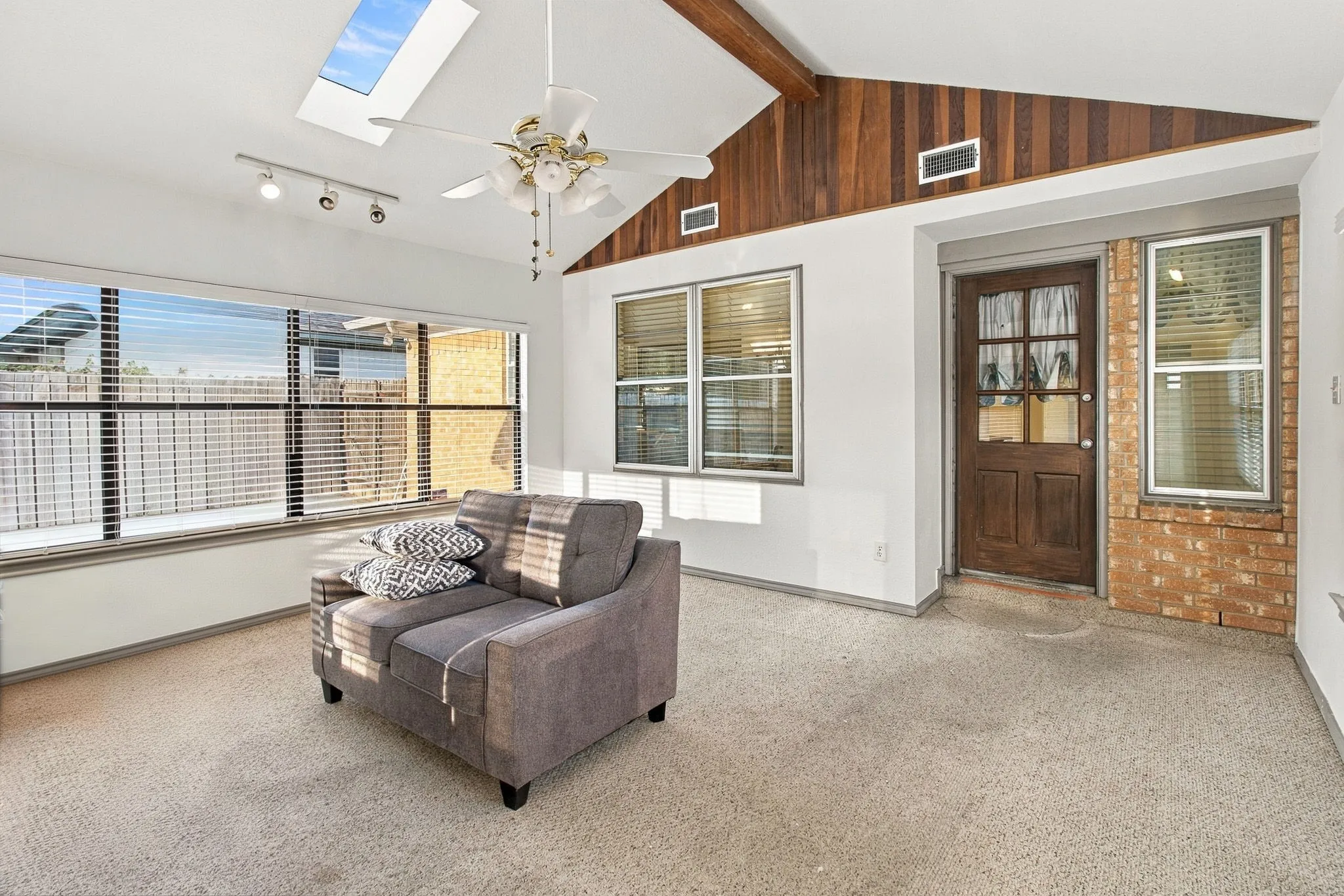Single Family Residence For Rent in Tarrant County , 1914 Roosevelt Drive, Pantego, Texas 76013, 4 Bedroom, 3 Bathroom, 2 Garage spaces, 2,342 Sqft, built in 1974, mls#21405089, Real Estate Agent in Pantego, Homes For Rent in Tarrant county, Homes For Rent in Pantego, Realtor in Pantego Texas, Real Estate Brokerage Independent Realty Texas, Luminita Cordes Realtor