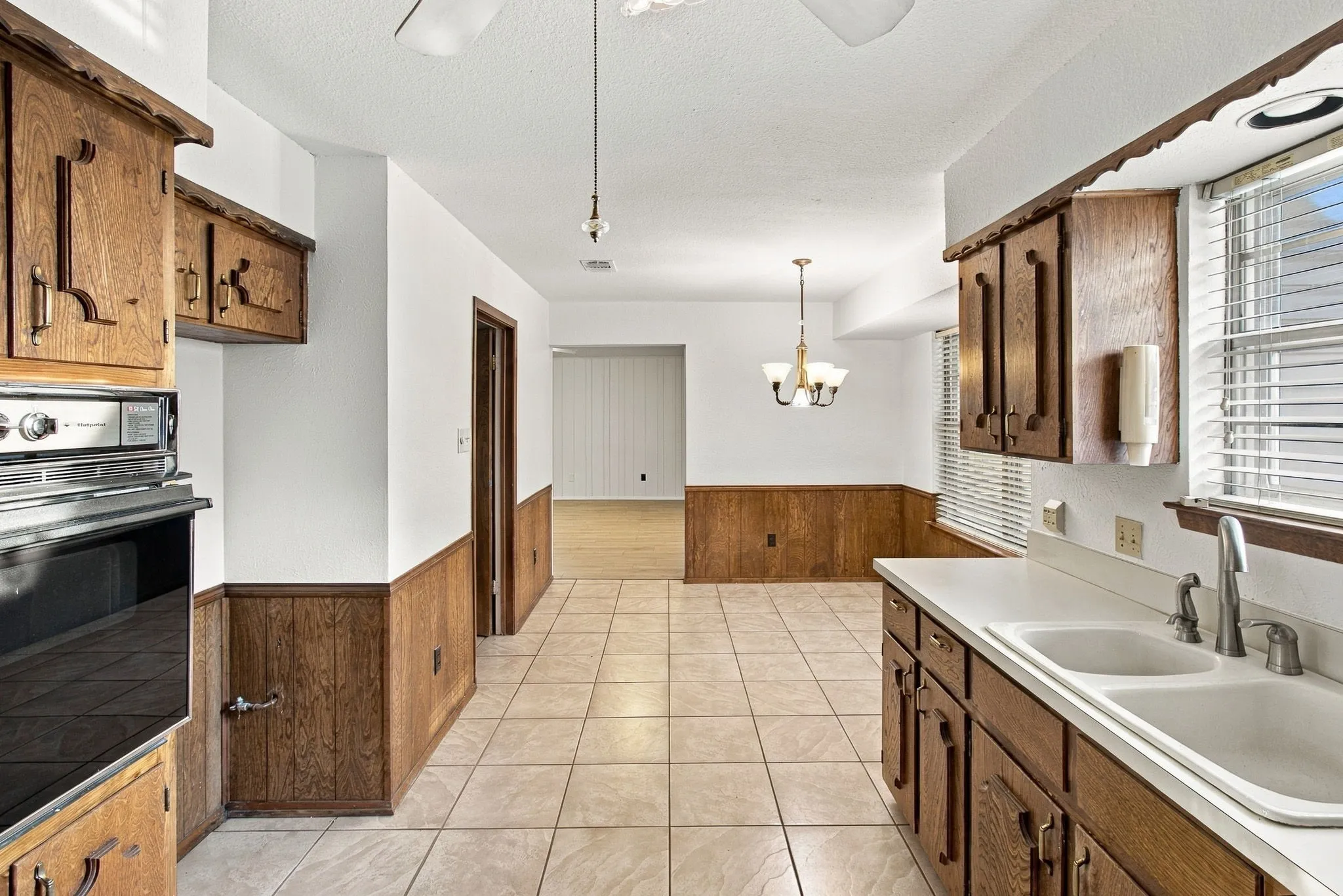 Single Family Residence For Rent in Tarrant County , 1914 Roosevelt Drive, Pantego, Texas 76013, 4 Bedroom, 3 Bathroom, 2 Garage spaces, 2,342 Sqft, built in 1974, mls#21405089, Real Estate Agent in Pantego, Homes For Rent in Tarrant county, Homes For Rent in Pantego, Realtor in Pantego Texas, Real Estate Brokerage Independent Realty Texas, Luminita Cordes Realtor