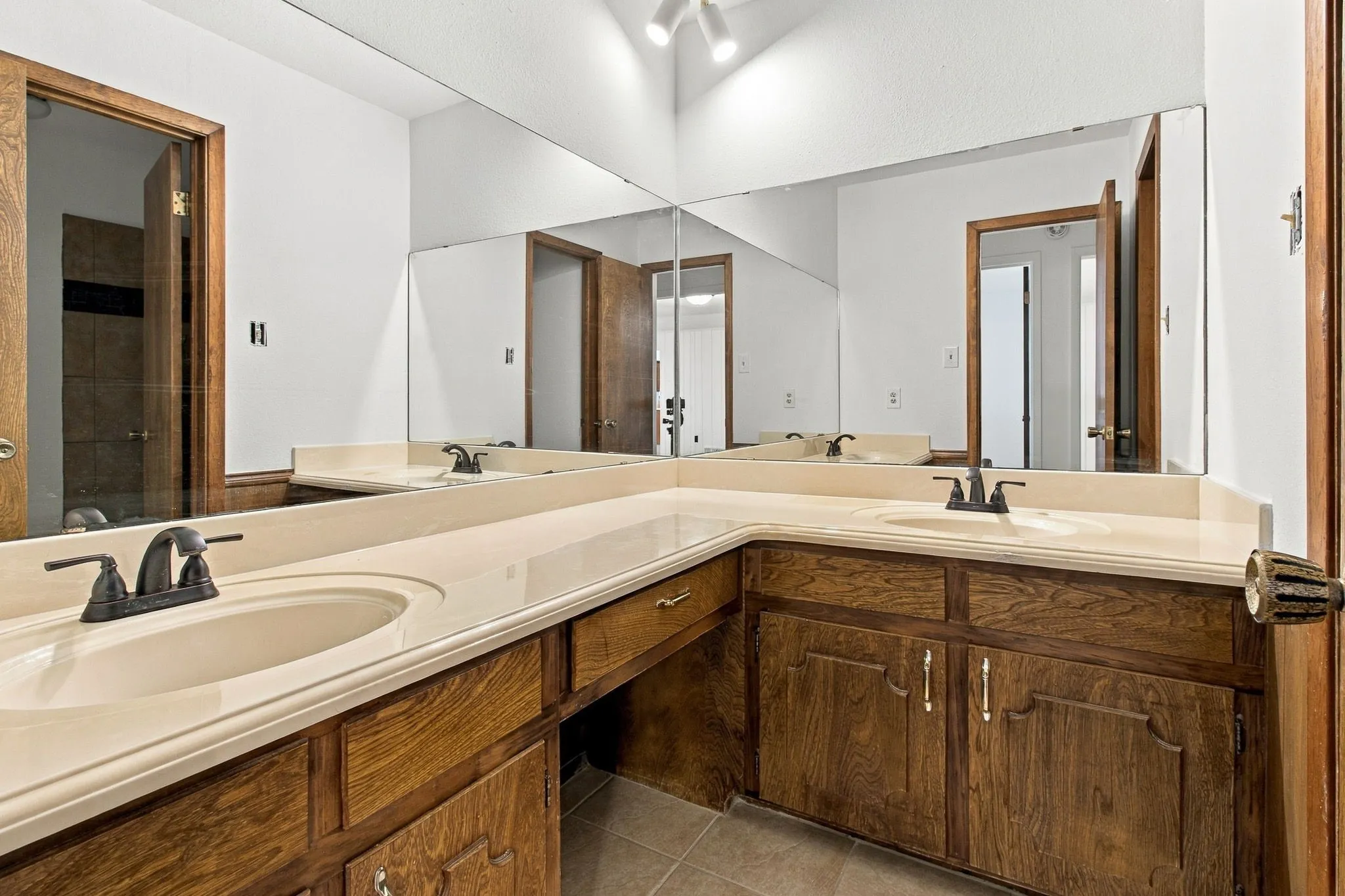 Single Family Residence For Rent in Tarrant County , 1914 Roosevelt Drive, Pantego, Texas 76013, 4 Bedroom, 3 Bathroom, 2 Garage spaces, 2,342 Sqft, built in 1974, mls#21405089, Real Estate Agent in Pantego, Homes For Rent in Tarrant county, Homes For Rent in Pantego, Realtor in Pantego Texas, Real Estate Brokerage Independent Realty Texas, Luminita Cordes Realtor
