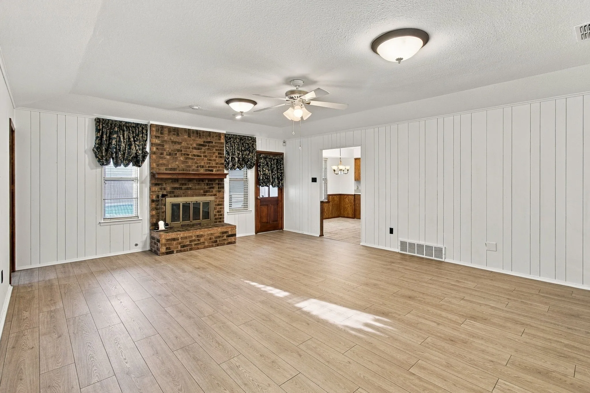 Single Family Residence For Rent in Tarrant County , 1914 Roosevelt Drive, Pantego, Texas 76013, 4 Bedroom, 3 Bathroom, 2 Garage spaces, 2,342 Sqft, built in 1974, mls#21405089, Real Estate Agent in Pantego, Homes For Rent in Tarrant county, Homes For Rent in Pantego, Realtor in Pantego Texas, Real Estate Brokerage Independent Realty Texas, Luminita Cordes Realtor