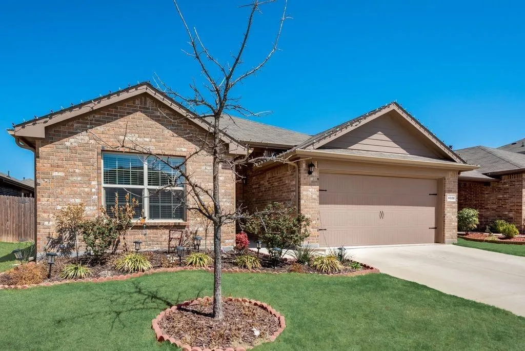 Single Family Residence For Rent in Tarrant County , 6320 Eagle Pier Way, Fort Worth, Texas 76179, 4 Bedroom, 2 Bathroom, 2 Garage spaces, 1,738 Sqft, built in 2018, mls#21405090, Real Estate Agent in Fort Worth, Homes For Rent in Tarrant county, Homes For Rent in Fort Worth, Realtor in Fort Worth Texas, Real Estate Brokerage Independent Realty Texas, Luminita Cordes Realtor