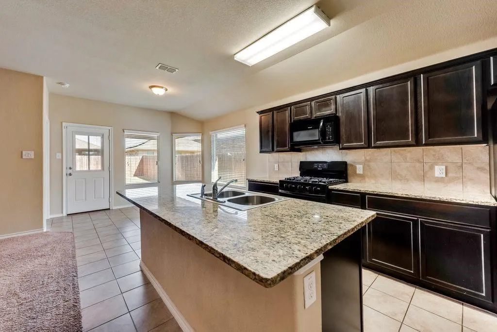 Single Family Residence For Rent in Tarrant County , 6320 Eagle Pier Way, Fort Worth, Texas 76179, 4 Bedroom, 2 Bathroom, 2 Garage spaces, 1,738 Sqft, built in 2018, mls#21405090, Real Estate Agent in Fort Worth, Homes For Rent in Tarrant county, Homes For Rent in Fort Worth, Realtor in Fort Worth Texas, Real Estate Brokerage Independent Realty Texas, Luminita Cordes Realtor