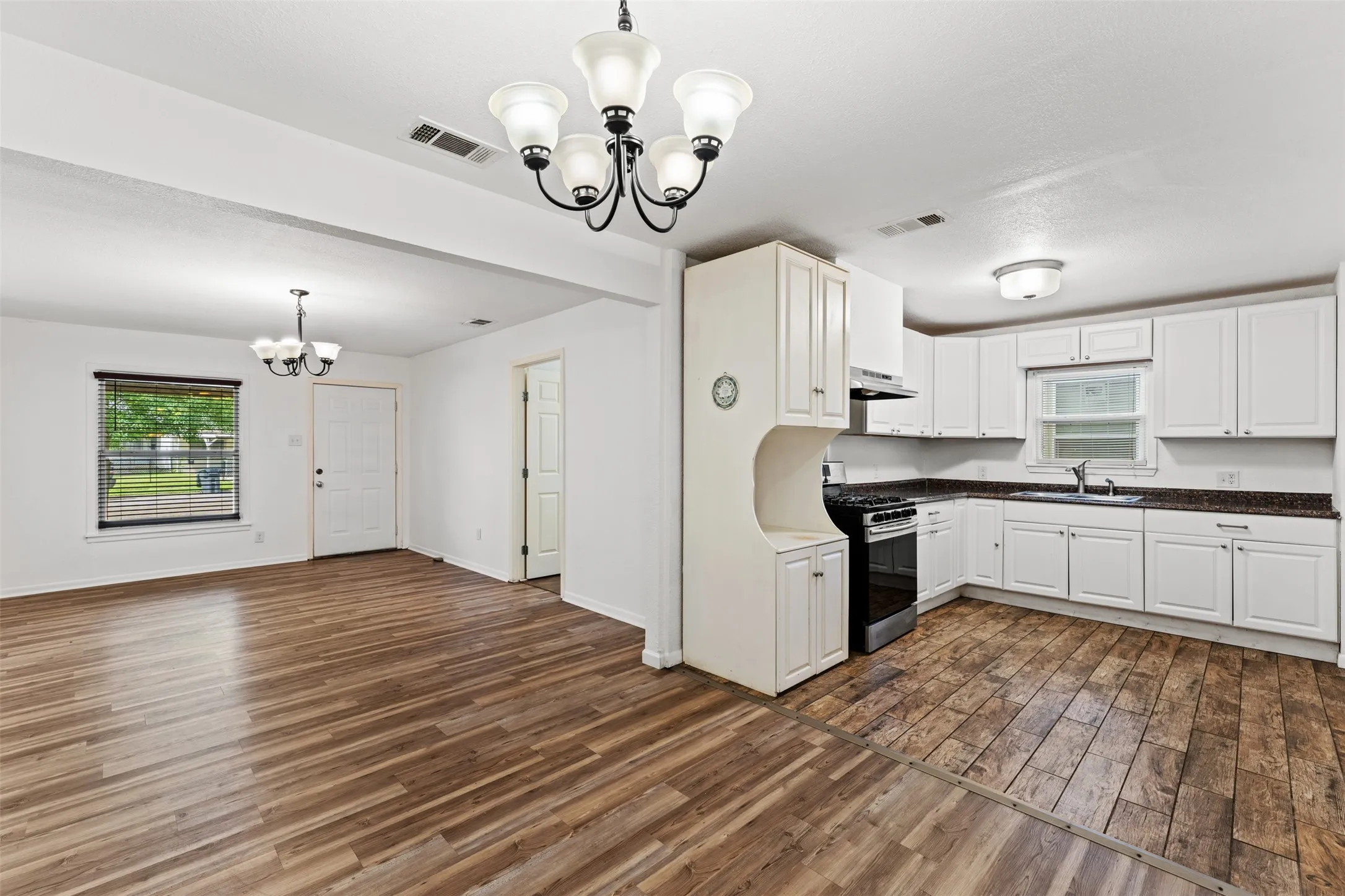 Single Family Residence For Sale in Mc Lennan County , 1924 Connally Street, Waco, Texas 76711, 3 Bedroom, 2 Bathroom, Garage spaces, 1,748 Sqft, built in 1953, mls#21405097, Real Estate Agent in Waco, Homes For Sale in Mc Lennan county, Homes For Sale in Waco, Realtor in Waco Texas, Real Estate Brokerage Independent Realty Texas, Luminita Cordes Realtor