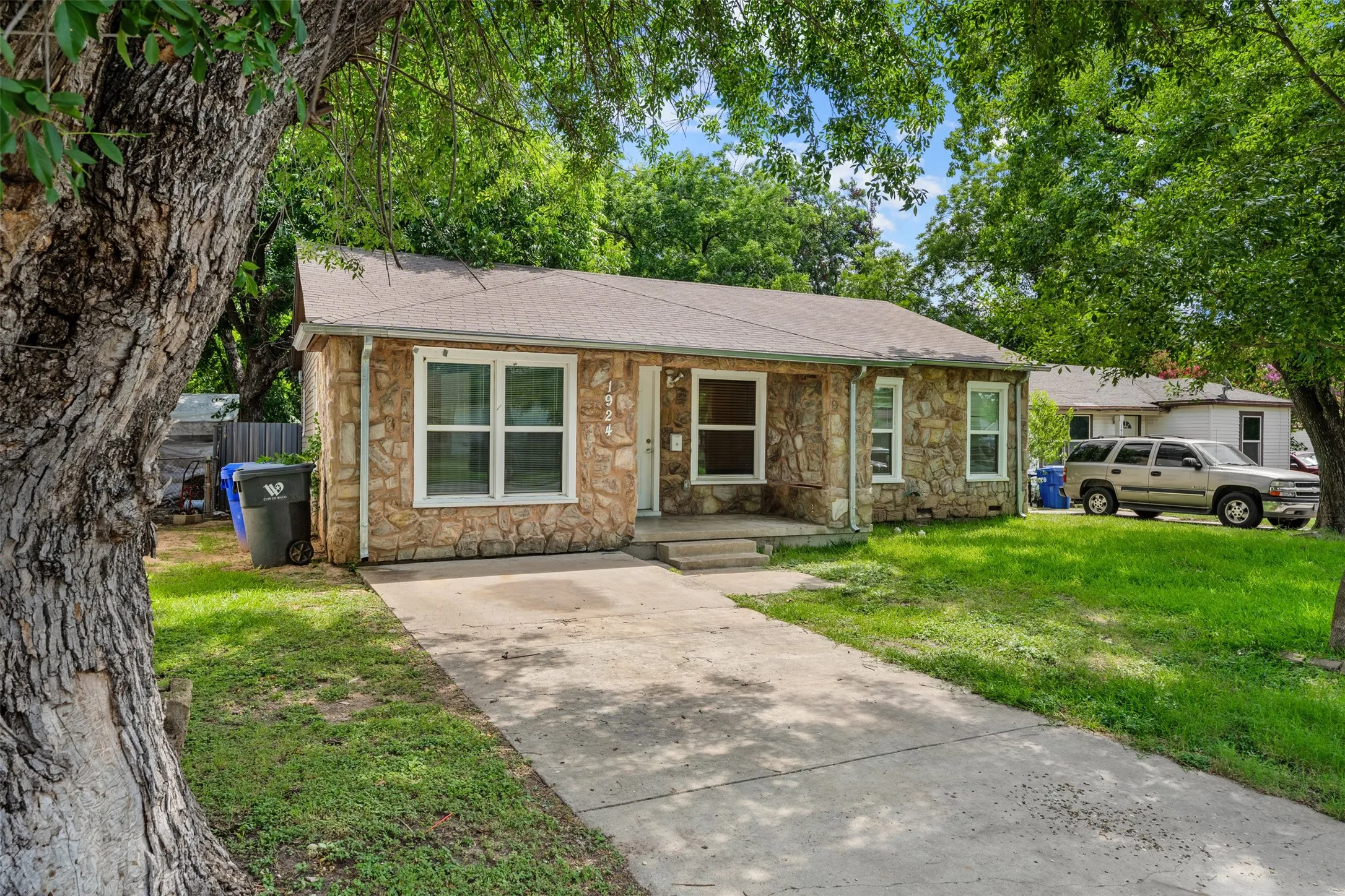 Single Family Residence For Sale in Mc Lennan County , 1924 Connally Street, Waco, Texas 76711, 3 Bedroom, 2 Bathroom, Garage spaces, 1,748 Sqft, built in 1953, mls#21405097, Real Estate Agent in Waco, Homes For Sale in Mc Lennan county, Homes For Sale in Waco, Realtor in Waco Texas, Real Estate Brokerage Independent Realty Texas, Luminita Cordes Realtor