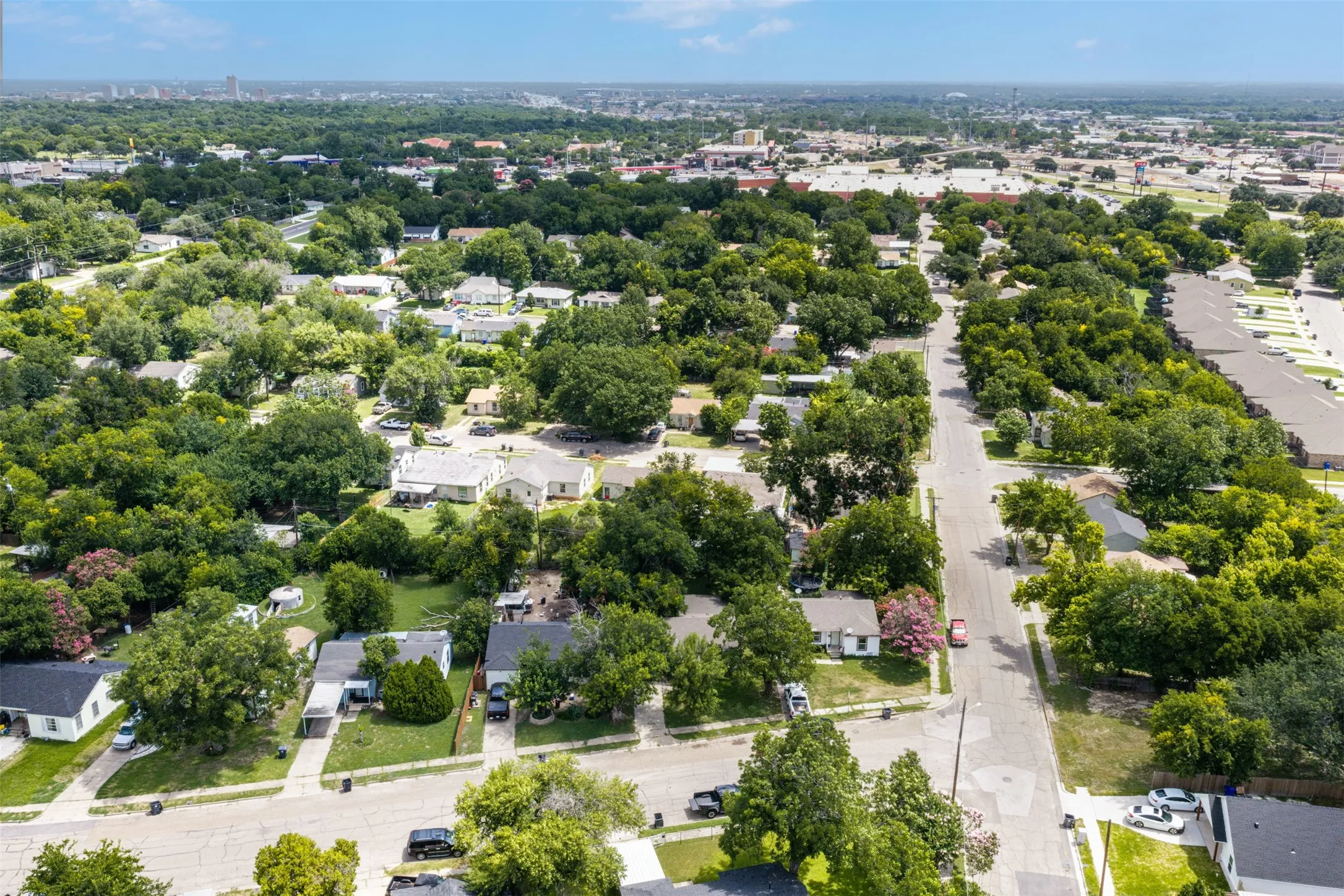 Single Family Residence For Sale in Mc Lennan County , 1924 Connally Street, Waco, Texas 76711, 3 Bedroom, 2 Bathroom, Garage spaces, 1,748 Sqft, built in 1953, mls#21405097, Real Estate Agent in Waco, Homes For Sale in Mc Lennan county, Homes For Sale in Waco, Realtor in Waco Texas, Real Estate Brokerage Independent Realty Texas, Luminita Cordes Realtor