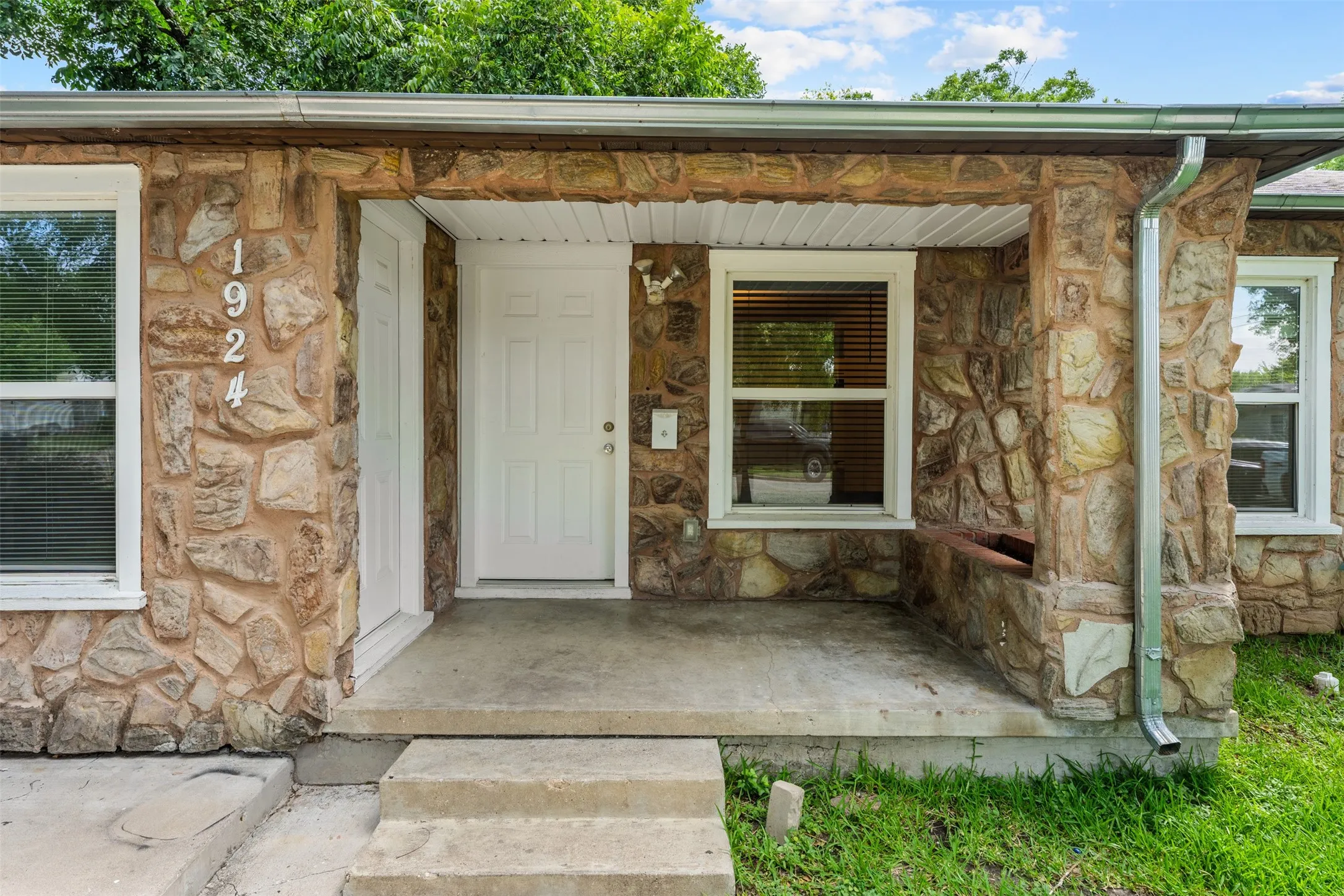 Single Family Residence For Sale in Mc Lennan County , 1924 Connally Street, Waco, Texas 76711, 3 Bedroom, 2 Bathroom, Garage spaces, 1,748 Sqft, built in 1953, mls#21405097, Real Estate Agent in Waco, Homes For Sale in Mc Lennan county, Homes For Sale in Waco, Realtor in Waco Texas, Real Estate Brokerage Independent Realty Texas, Luminita Cordes Realtor