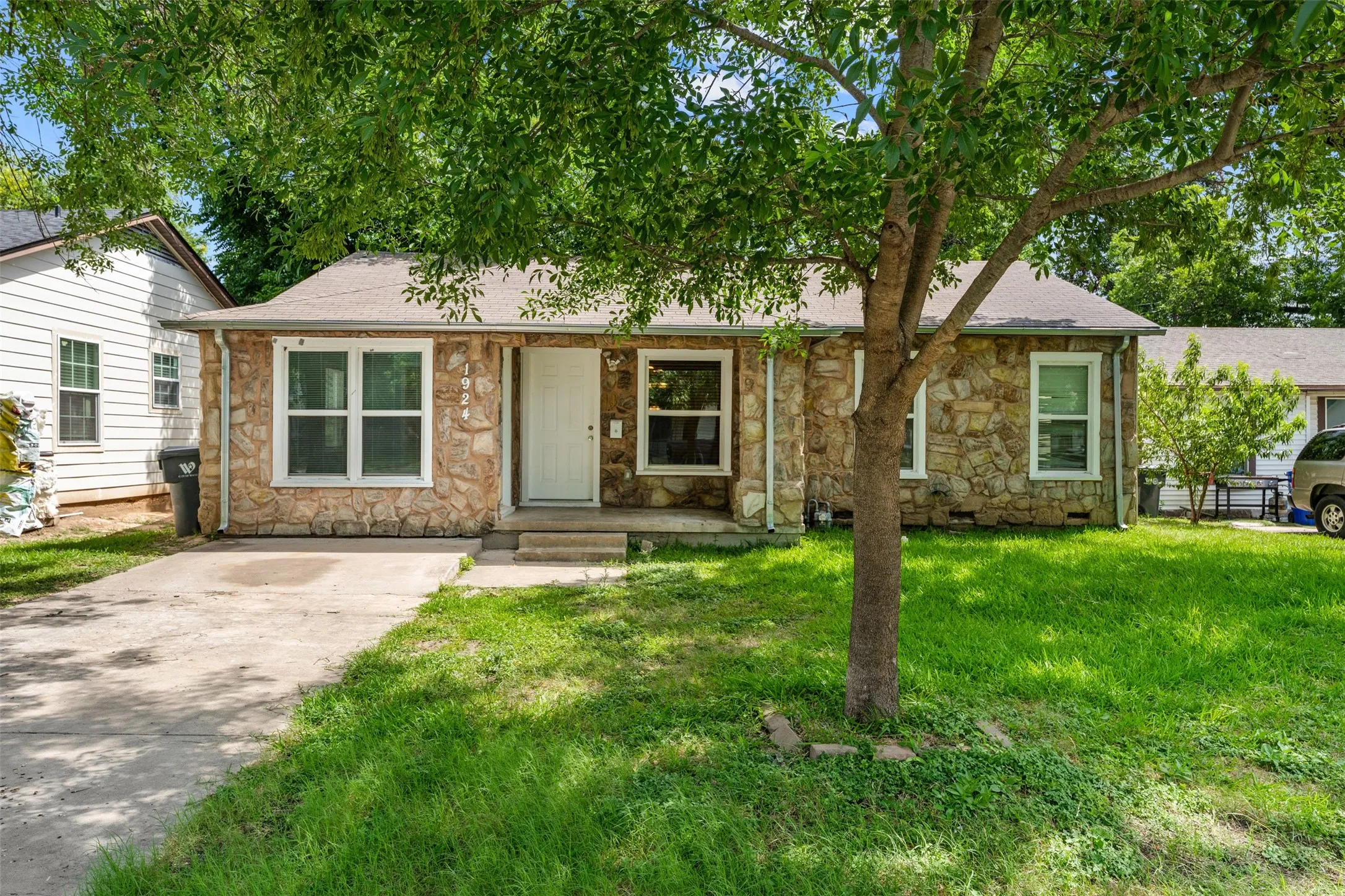 Single Family Residence For Sale in Mc Lennan County , 1924 Connally Street, Waco, Texas 76711, 3 Bedroom, 2 Bathroom, Garage spaces, 1,748 Sqft, built in 1953, mls#21405097, Real Estate Agent in Waco, Homes For Sale in Mc Lennan county, Homes For Sale in Waco, Realtor in Waco Texas, Real Estate Brokerage Independent Realty Texas, Luminita Cordes Realtor