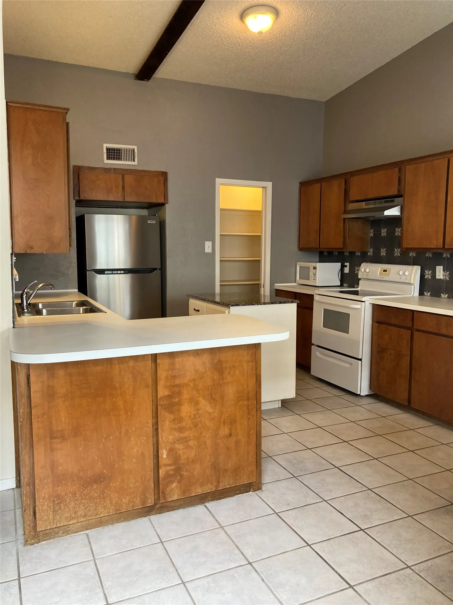Duplex For Rent in Tarrant County , 2714 Mc Cart Avenue, Fort Worth, Texas 76110, 4 Bedroom, 4 Bathroom, Garage spaces, 2,090 Sqft, built in 1976, mls#21405029, Real Estate Agent in Fort Worth, Homes For Rent in Tarrant county, Homes For Rent in Fort Worth, Realtor in Fort Worth Texas, Real Estate Brokerage Independent Realty Texas, Luminita Cordes Realtor