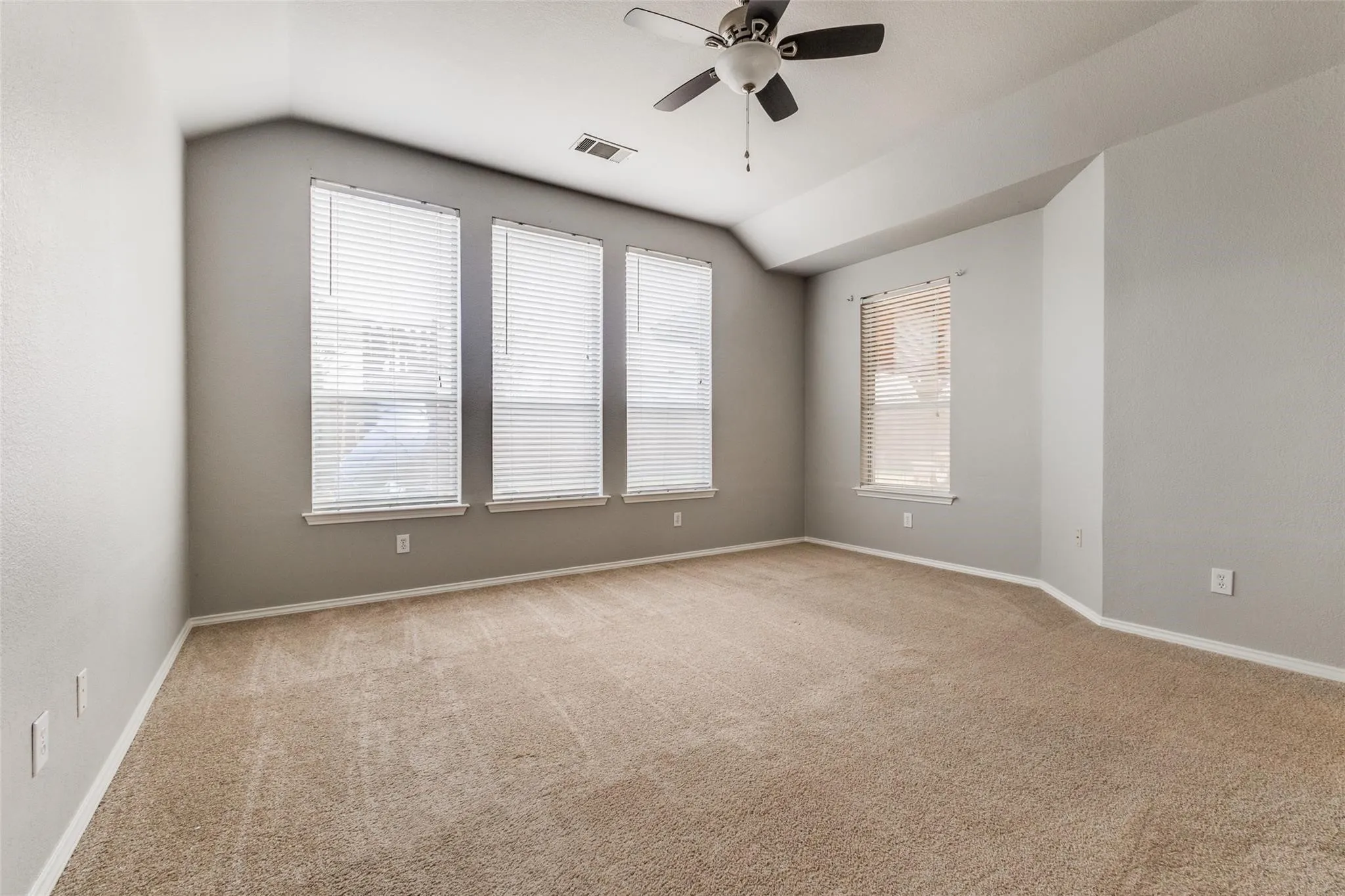 Single Family Residence For Rent in Denton County , 1625 Mallard Drive, Corinth, Texas 76210, 3 Bedroom, 2 Bathroom, 2 Garage spaces, 2,186 Sqft, built in 1998, mls#21403586, Real Estate Agent in Corinth, Homes For Rent in Denton county, Homes For Rent in Corinth, Realtor in Corinth Texas, Real Estate Brokerage Independent Realty Texas, Luminita Cordes Realtor