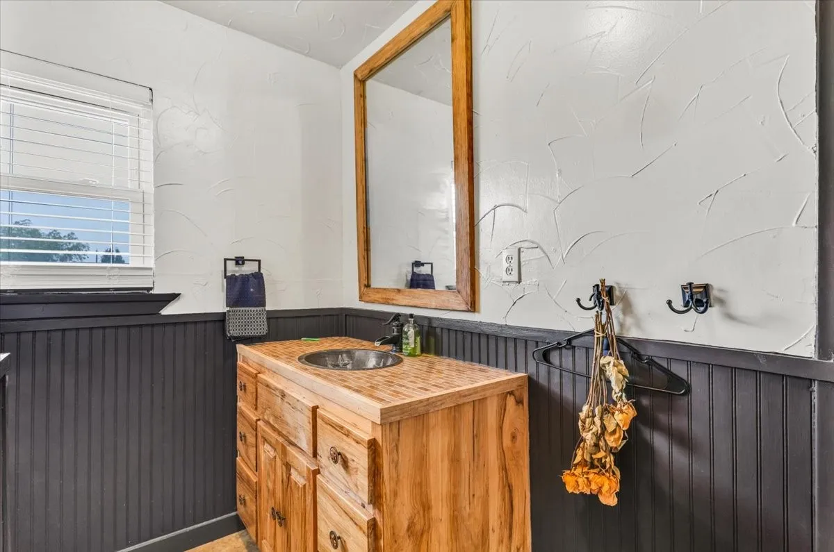 Single Family Residence For Sale in Erath County , 760 College Farm, Stephenville, Texas 76401, 3 Bedroom, 3 Bathroom, Garage spaces, 1,873 Sqft, built in 1952, mls#21405108, Real Estate Agent in Stephenville, Homes For Sale in Erath county, Homes For Sale in Stephenville, Realtor in Stephenville Texas, Real Estate Brokerage Independent Realty Texas, Luminita Cordes Realtor