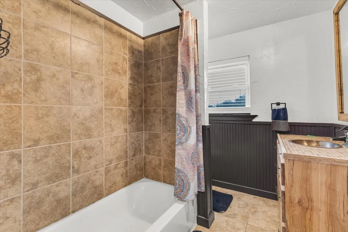 Single Family Residence For Sale in Erath County , 760 College Farm, Stephenville, Texas 76401, 3 Bedroom, 3 Bathroom, Garage spaces, 1,873 Sqft, built in 1952, mls#21405108, Real Estate Agent in Stephenville, Homes For Sale in Erath county, Homes For Sale in Stephenville, Realtor in Stephenville Texas, Real Estate Brokerage Independent Realty Texas, Luminita Cordes Realtor